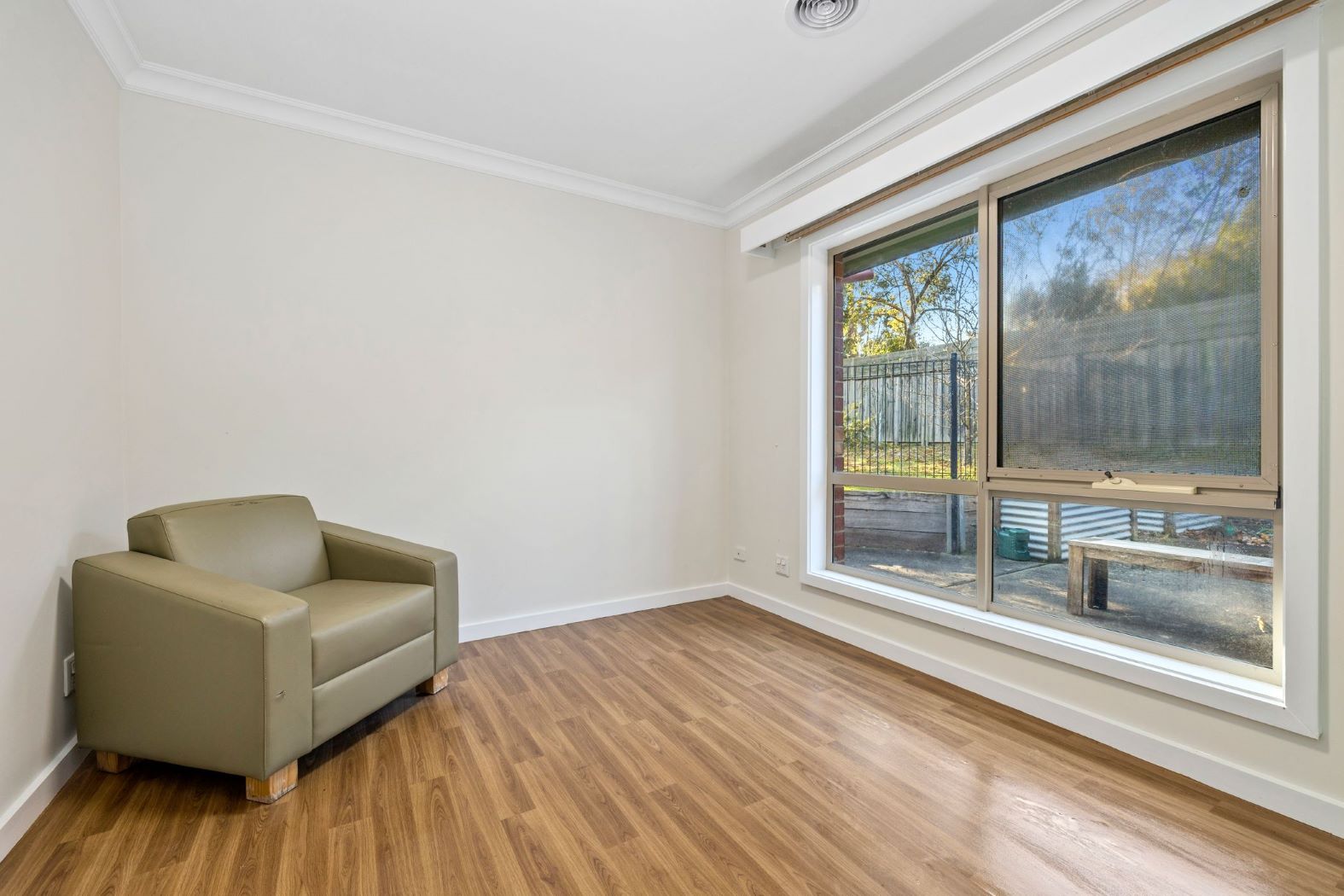 Conveniently located and brimming with robust features located in Croydon — Home image 5