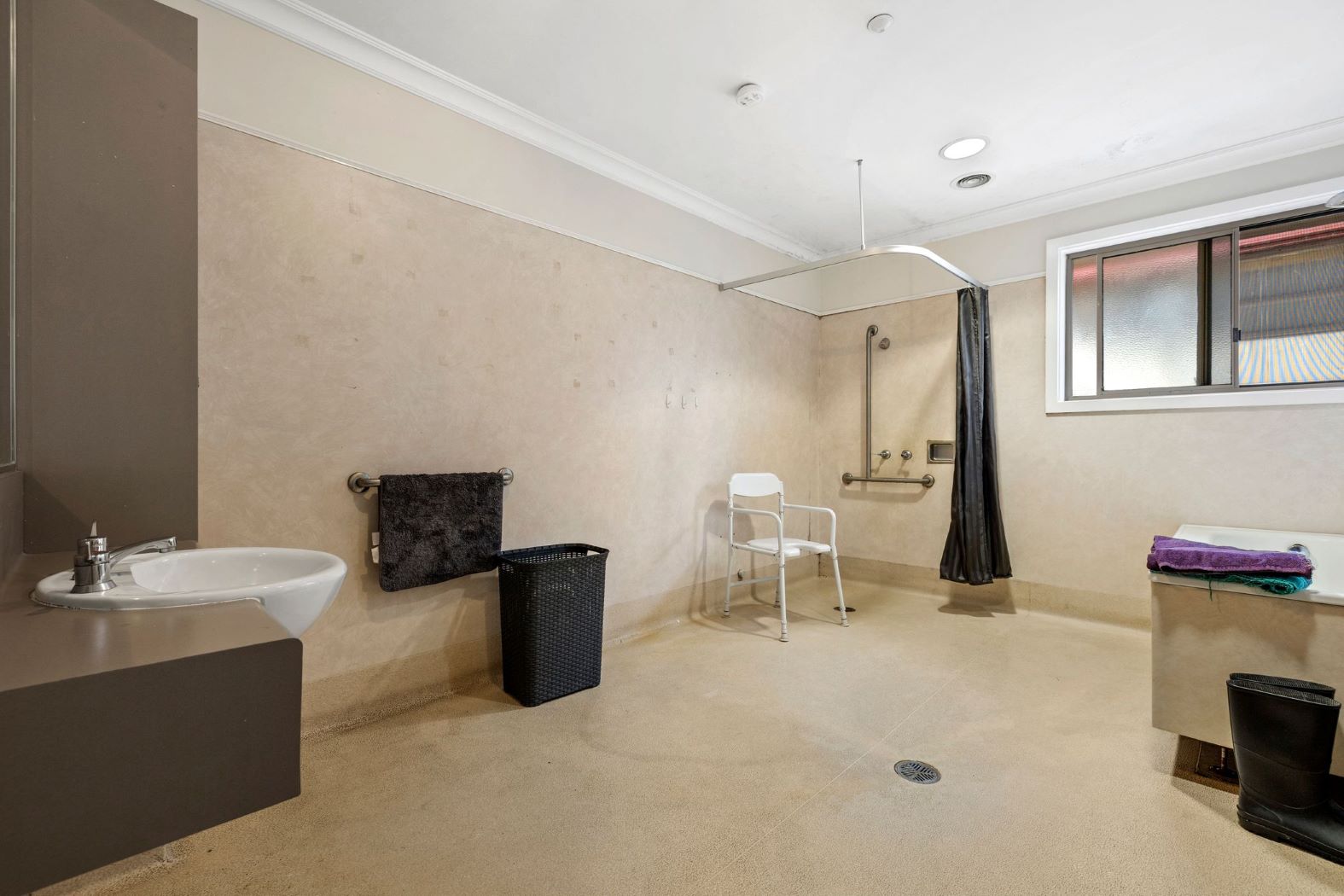 Conveniently located and brimming with robust features located in Croydon — Home image 6