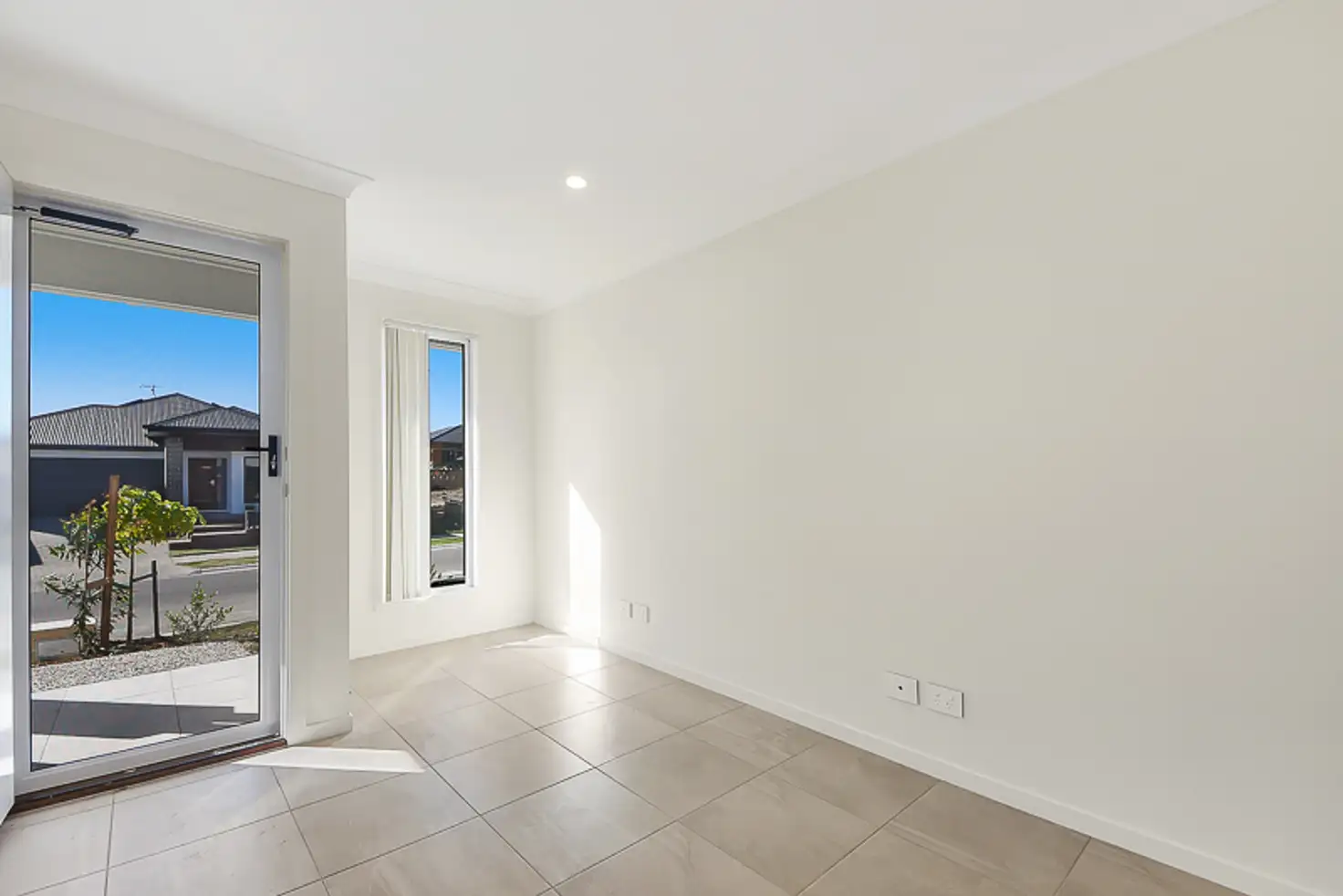 Modern SIL Vacancy in Logan Reserve — Home image 5
