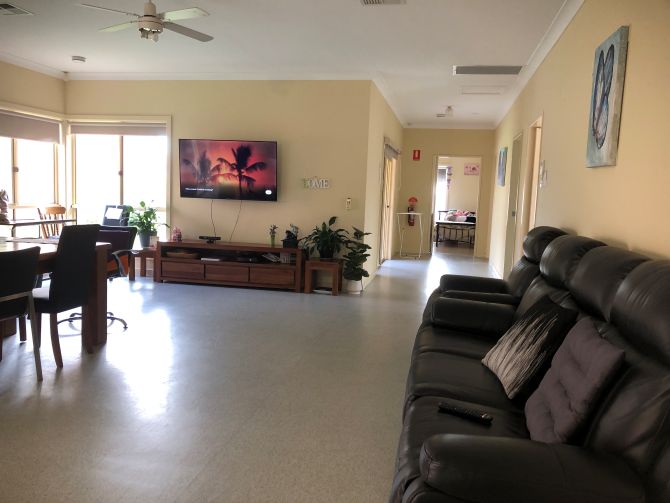 Magill - 1 Vacancy 4 Bedroom Residence Basic — Home image 4
