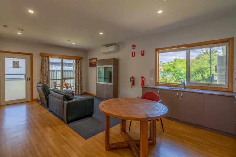 STA & MTA: Relax in Kialla's spacious retreat, close to everything you need — Home image 3