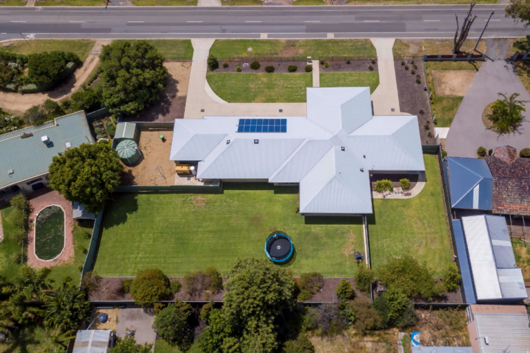 STA & MTA: Relax in Kialla's spacious retreat, close to everything you need — Home image 7