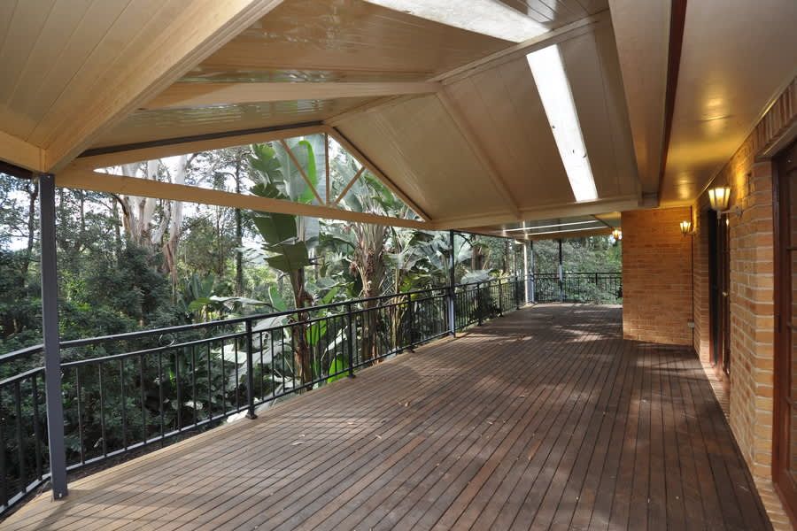Superbly crafted, beautiful home in a quiet cul-de-sac in the most popular of locations. — Home image 4