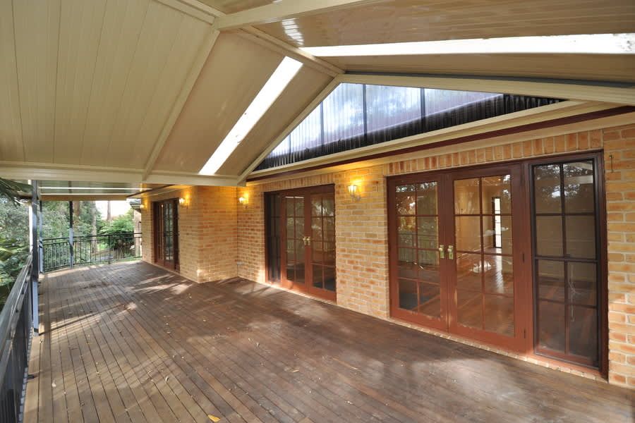 Superbly crafted, beautiful home in a quiet cul-de-sac in the most popular of locations. — Home image 5