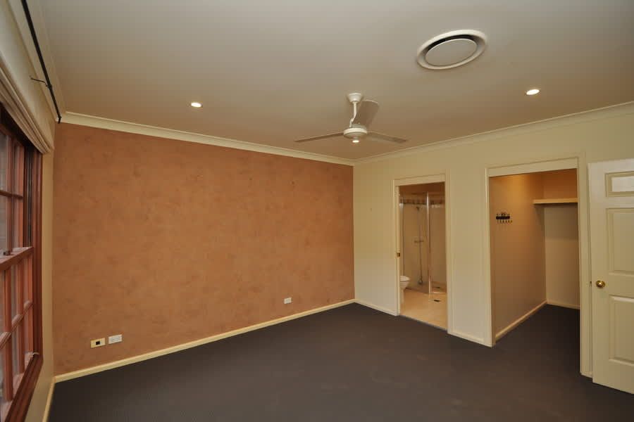 Superbly crafted, beautiful home in a quiet cul-de-sac in the most popular of locations. — Home image 7