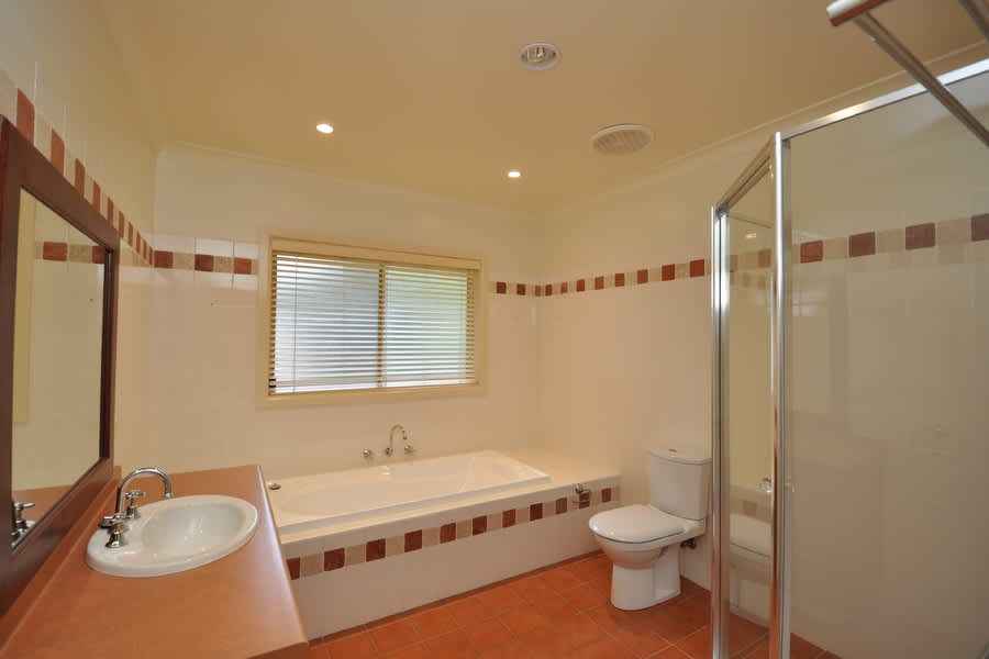 Superbly crafted, beautiful home in a quiet cul-de-sac in the most popular of locations. — Home image 10