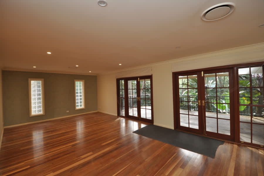 Superbly crafted, beautiful home in a quiet cul-de-sac in the most popular of locations. — Home image 11