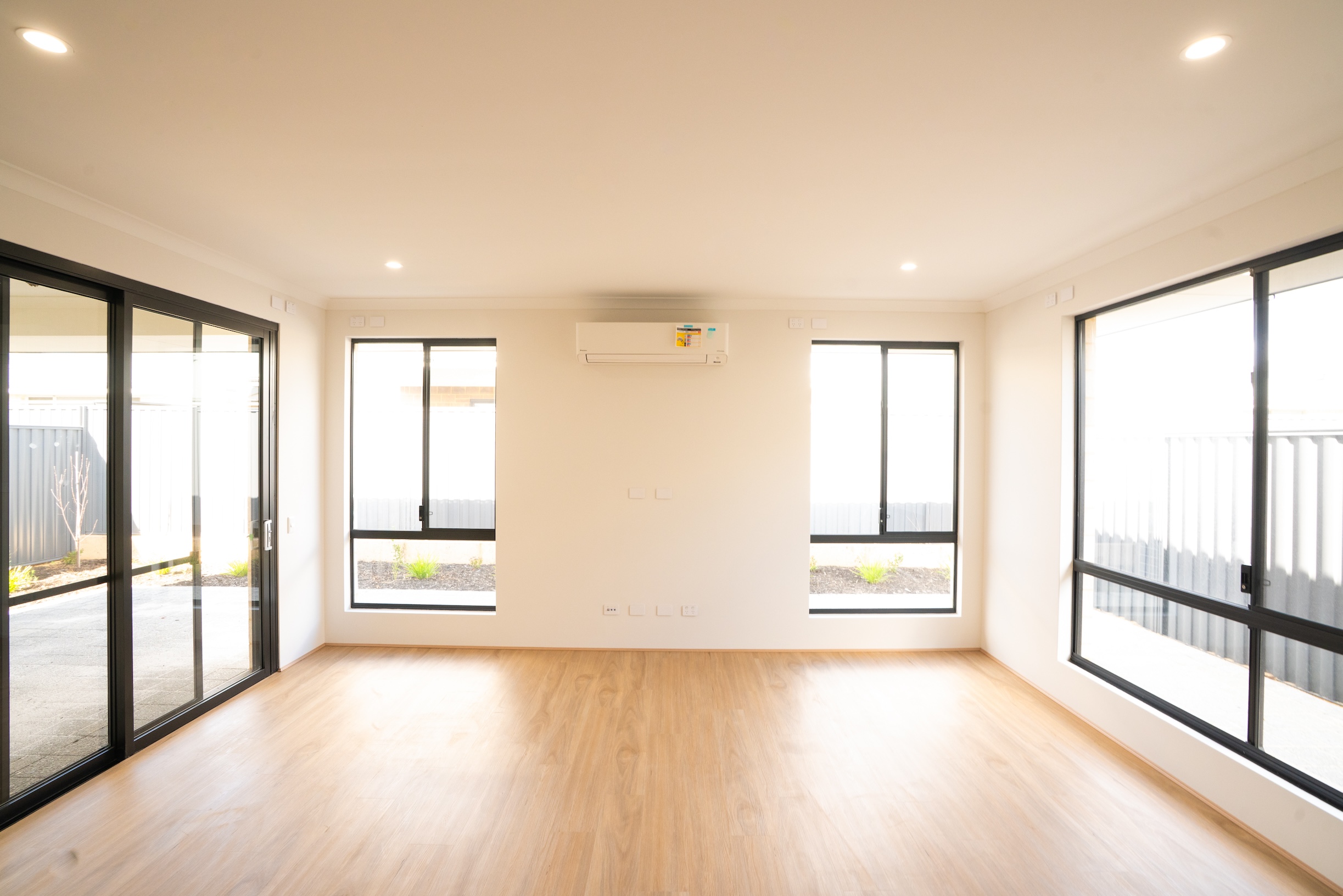 South of the river HPS Home in Baldivis with OOA Room — Home image 4