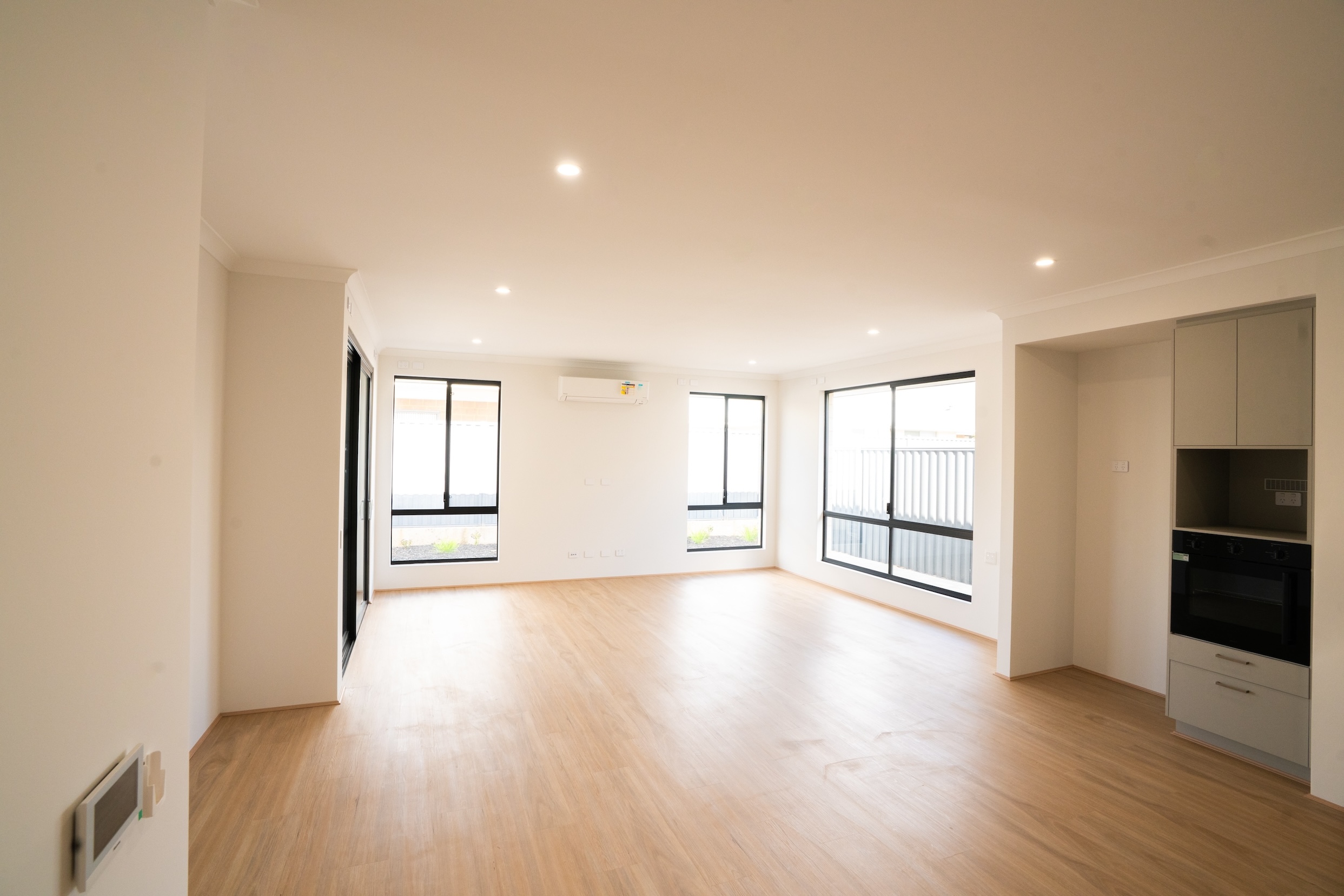 South of the river HPS Home in Baldivis with OOA Room — Home image 8