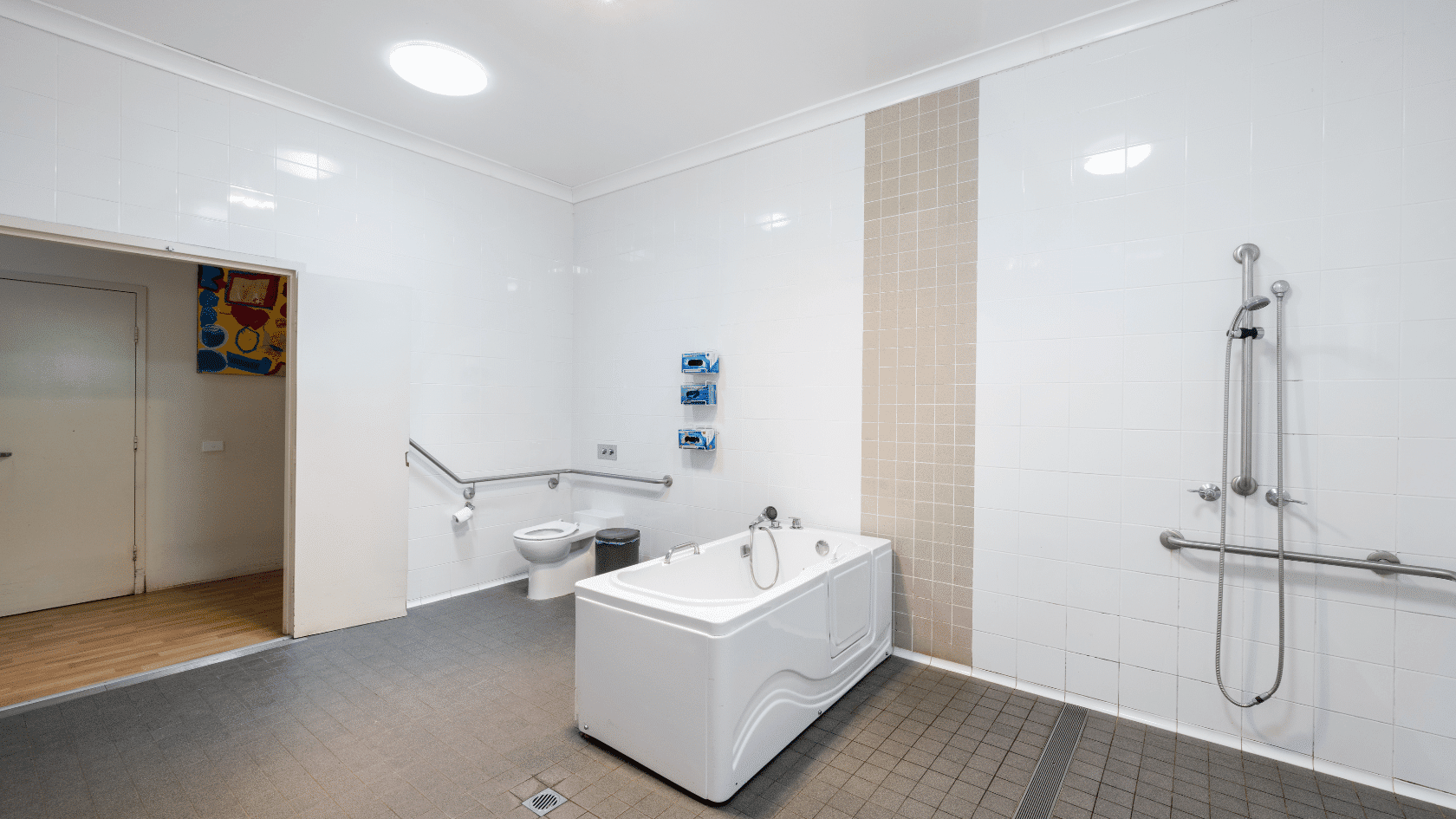 Modern, shared 5-bedroom female home — Home image 5