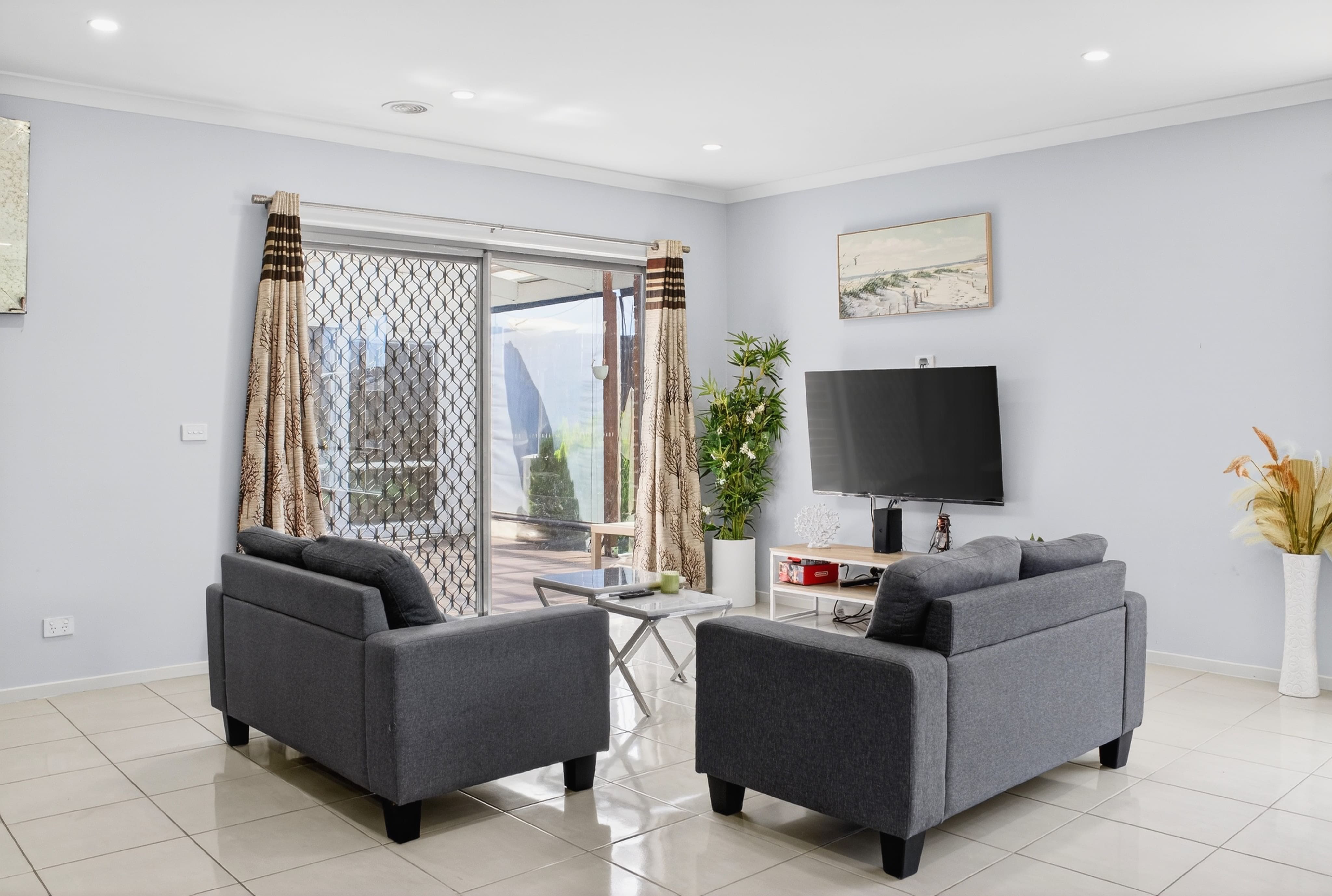 Modern 4-Bedroom Home for Rent – Walk to supermarket, Bus Stop, GP & More! — Home image 4