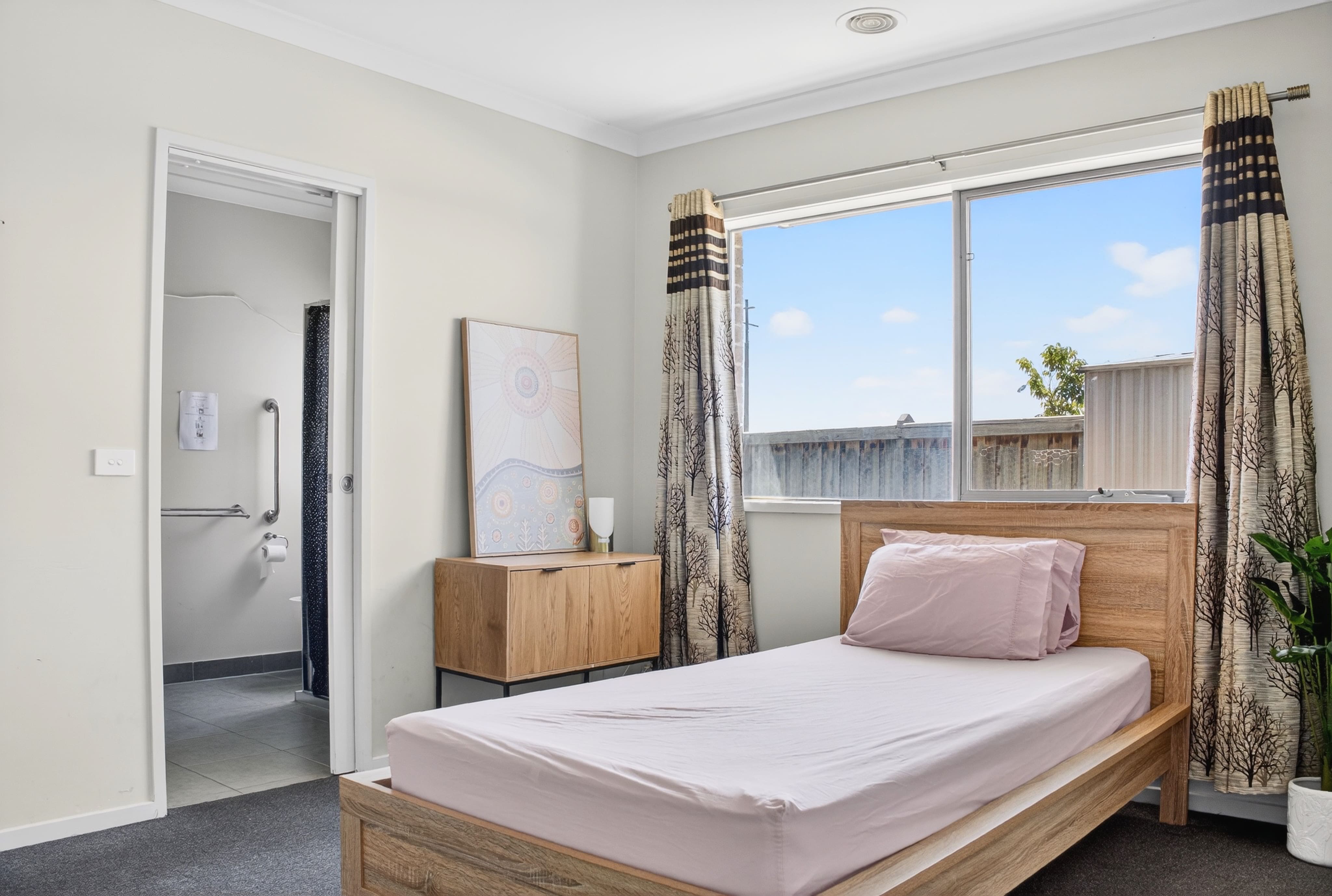 Modern 4-Bedroom Home for Rent – Walk to supermarket, Bus Stop, GP & More! — Home image 5