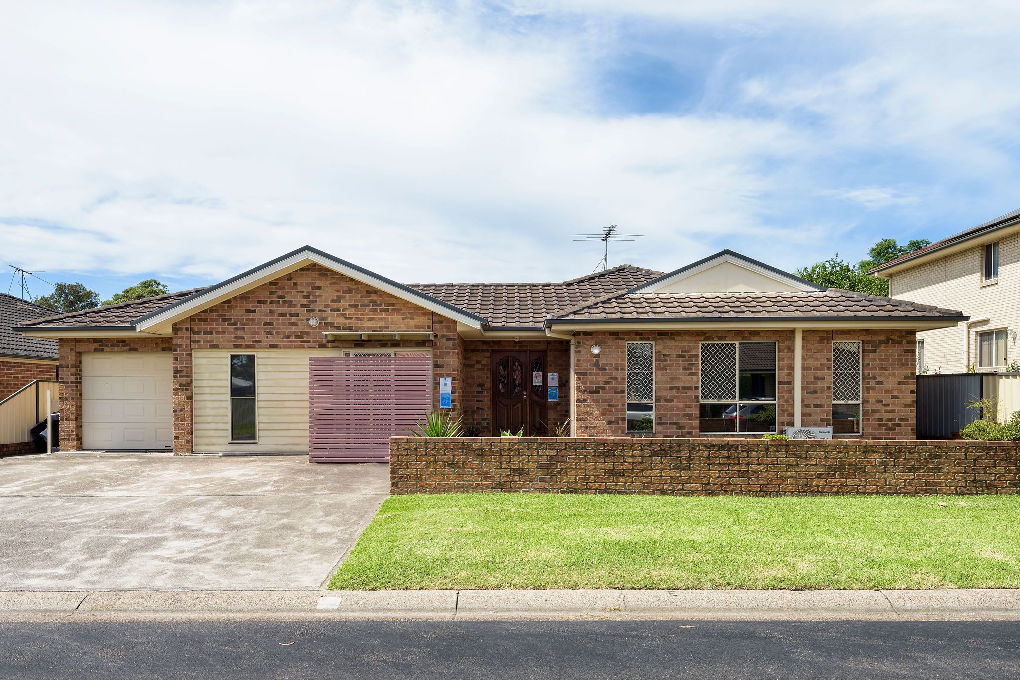 Leafy landscape and beautiful home in Mayfield — Home image 5