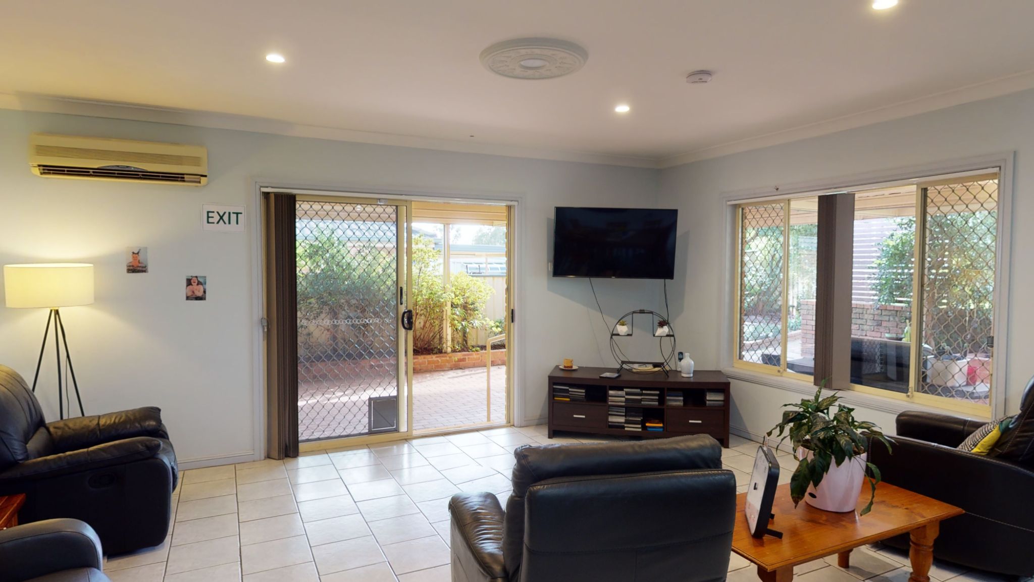 Leafy landscape and beautiful home in Mayfield — Home image 9