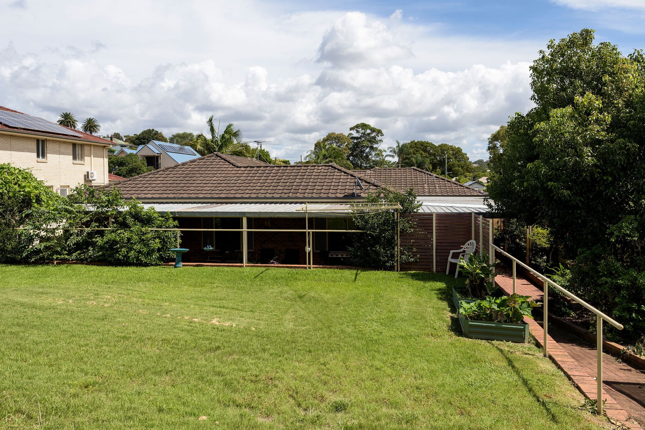 Leafy landscape and beautiful home in Mayfield — Home image 10
