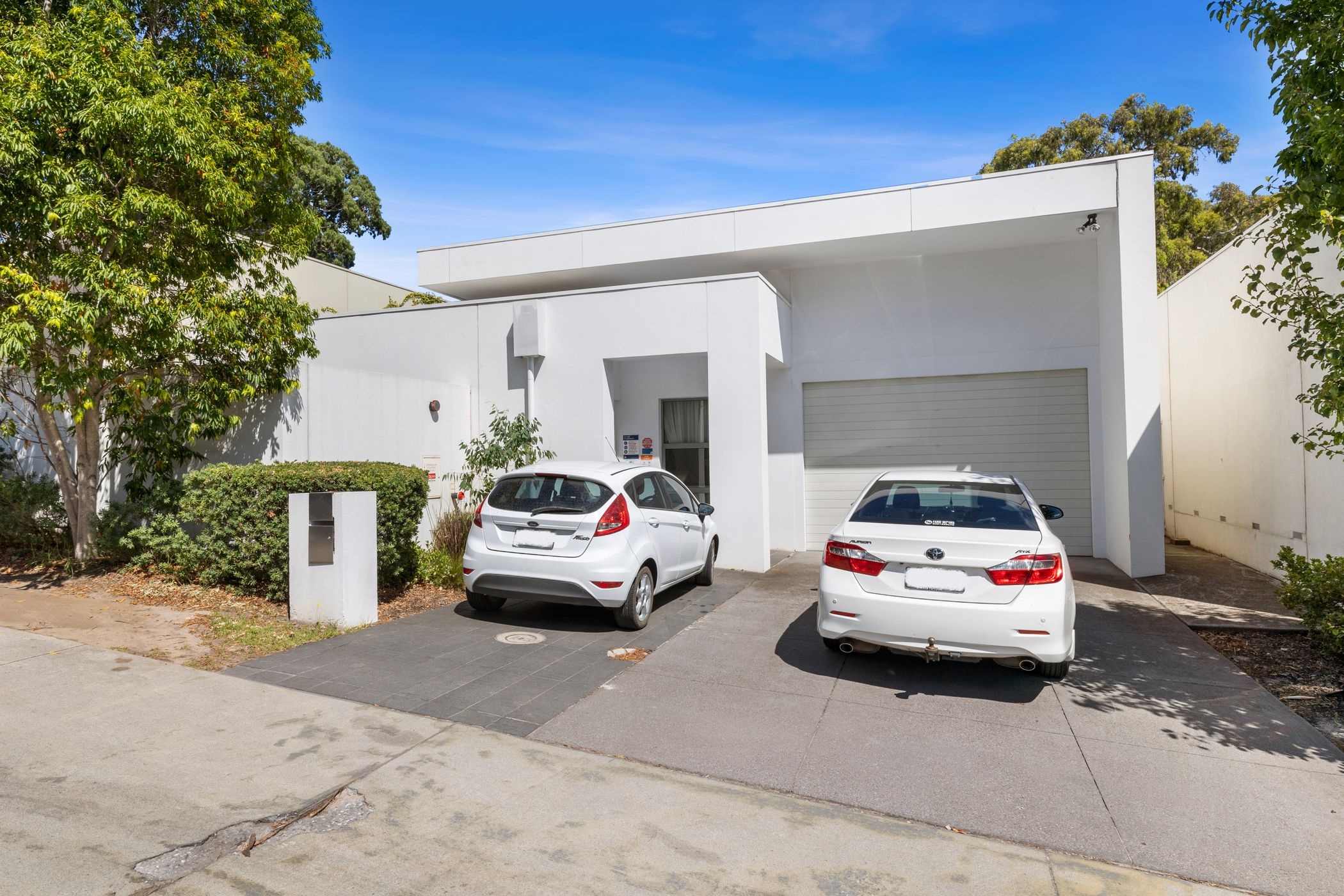 This contemporary home located in sought after Kew has 2 vacancies. — Home image 2