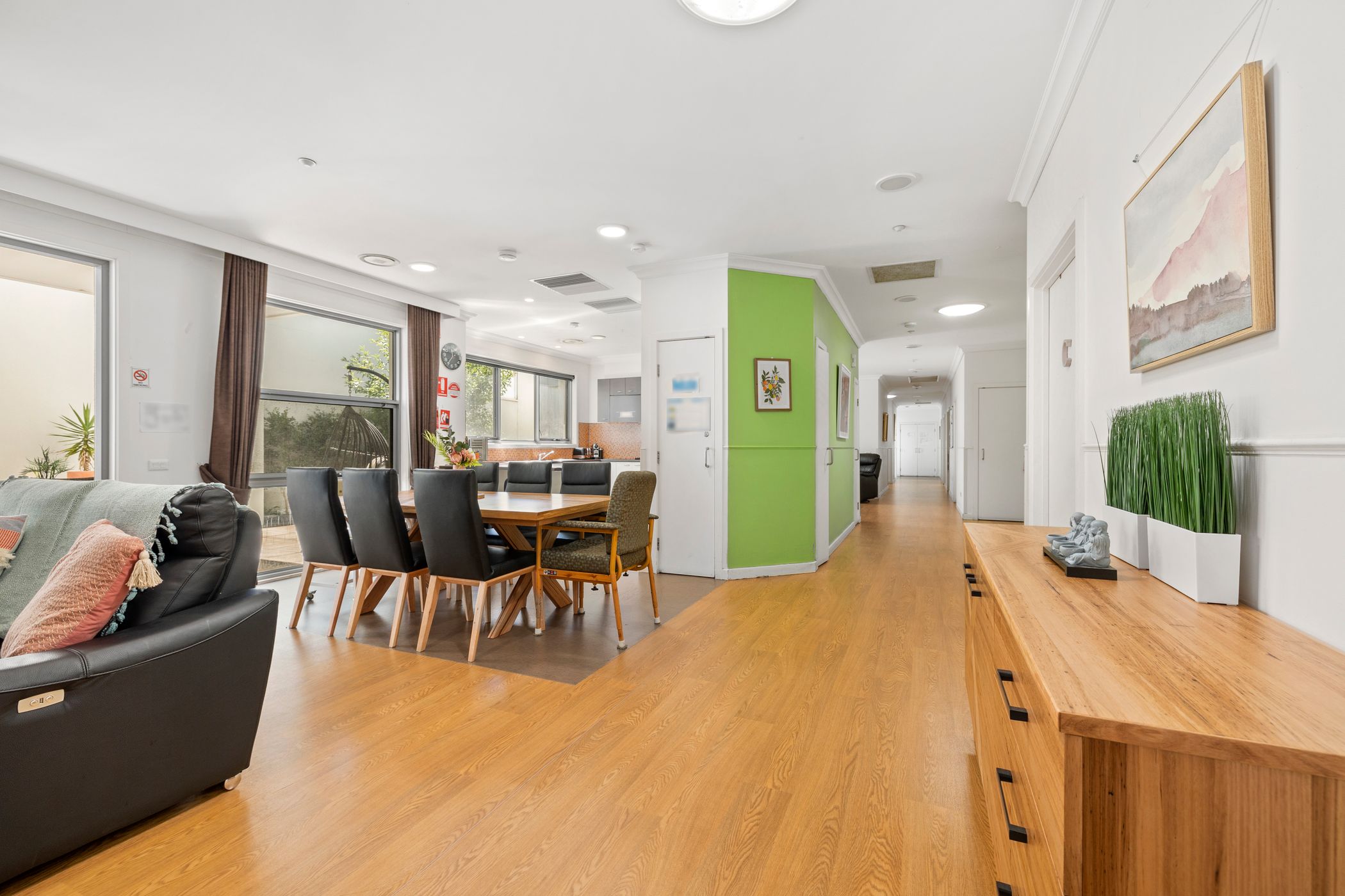 This contemporary home located in sought after Kew has 2 vacancies. — Home image 4