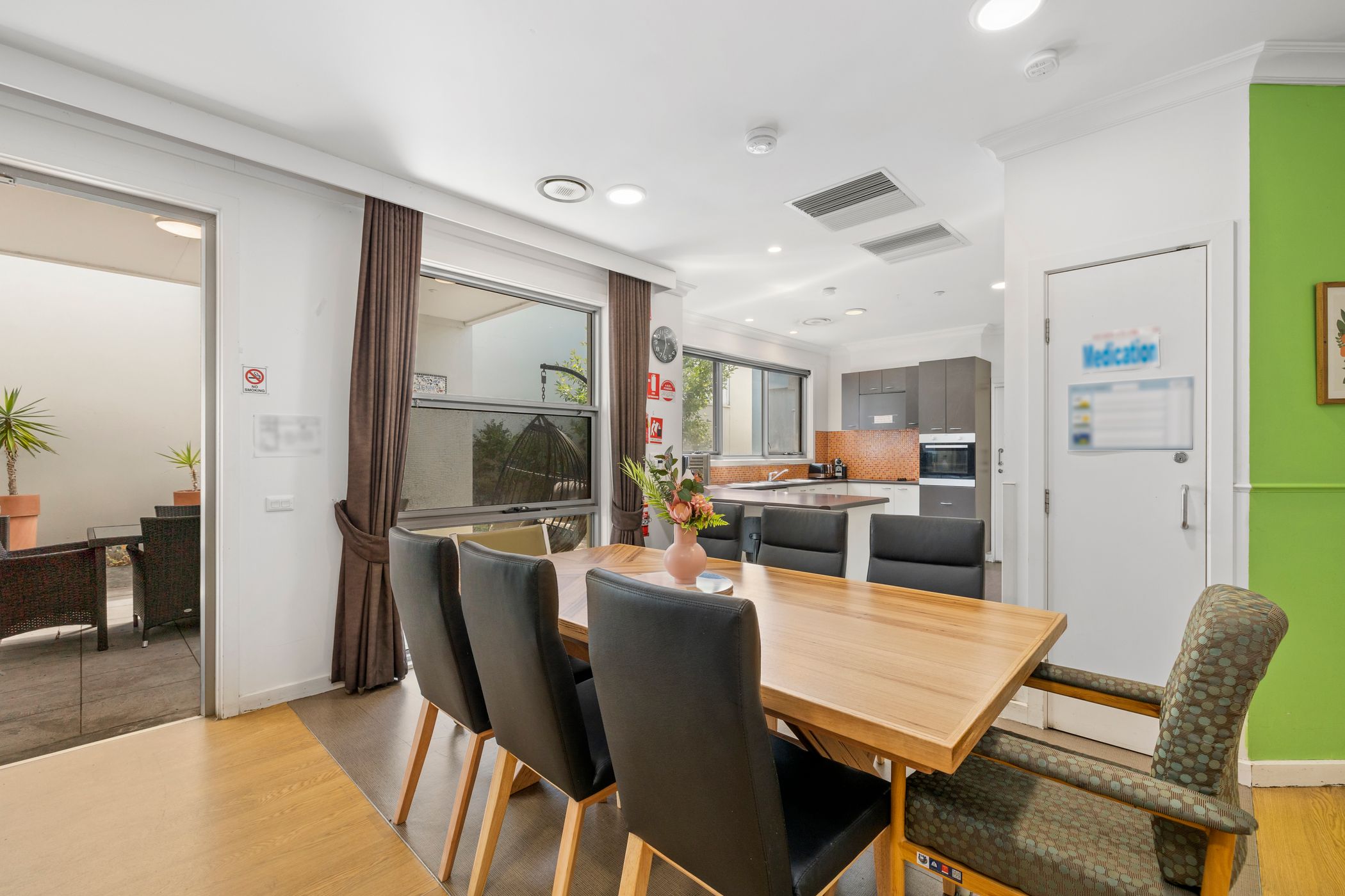 This contemporary home located in sought after Kew has 2 vacancies. — Home image 5