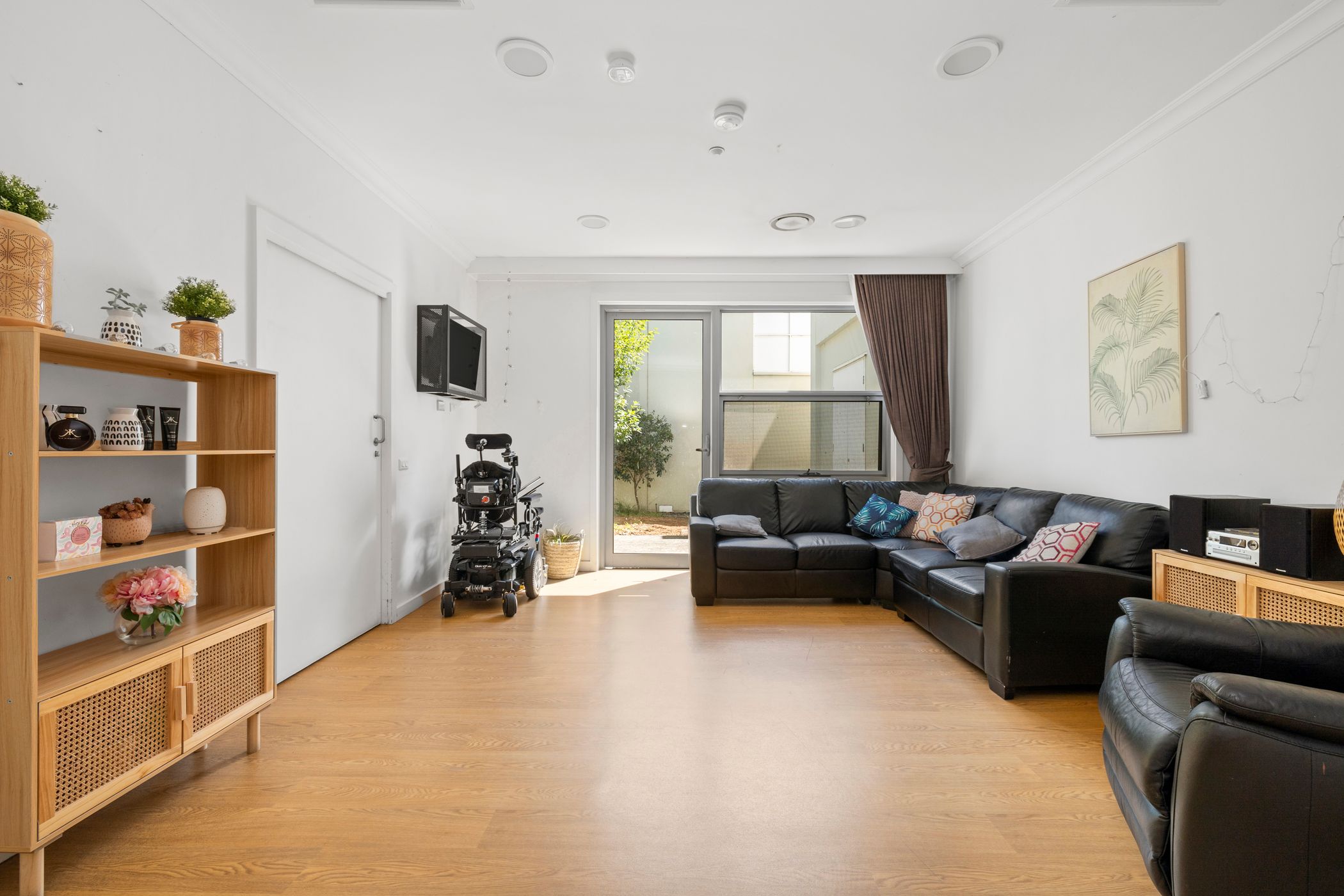 This contemporary home located in sought after Kew has 2 vacancies. — Home image 6