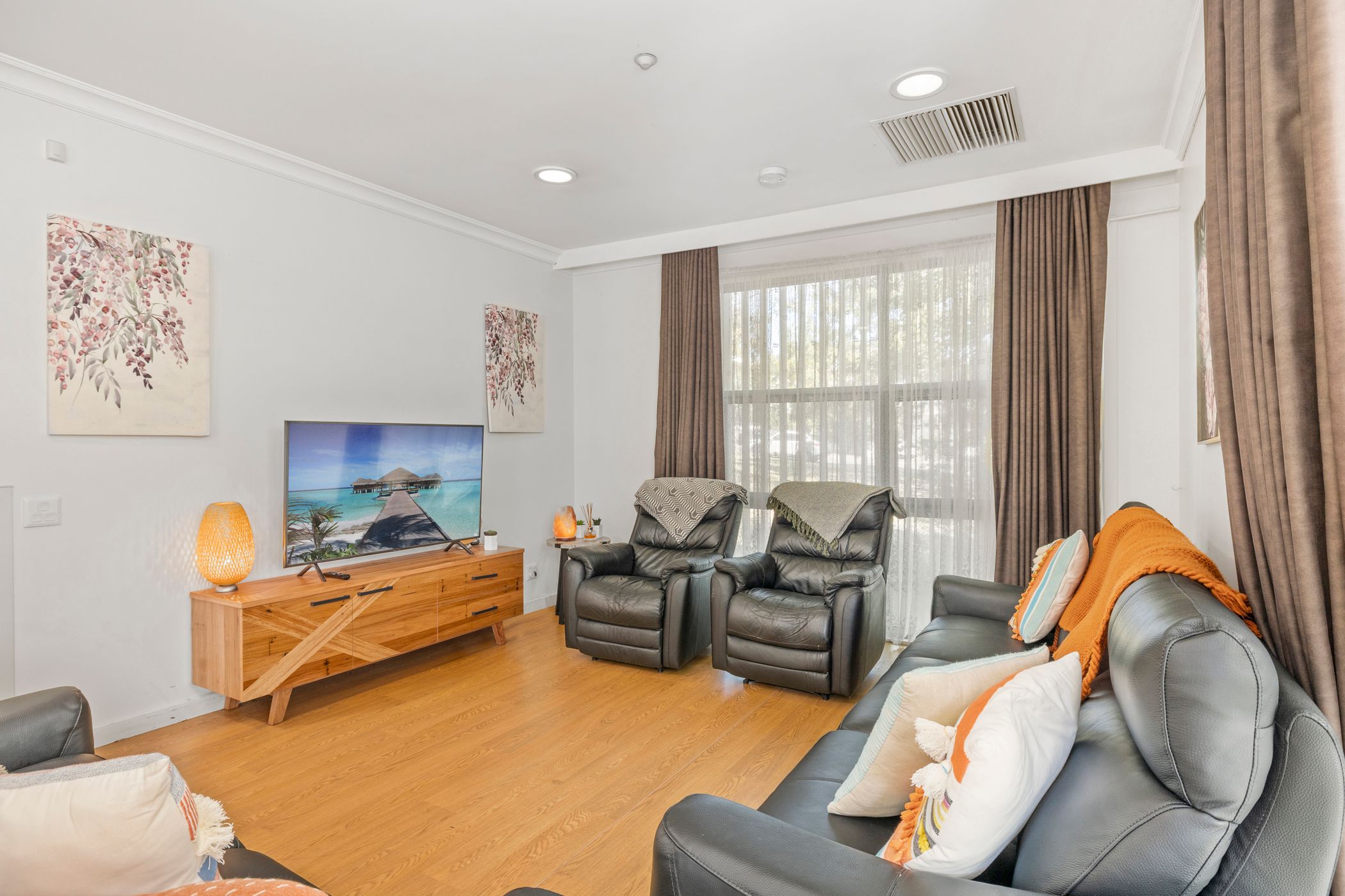 This contemporary home located in sought after Kew has 2 vacancies. — Home image 7