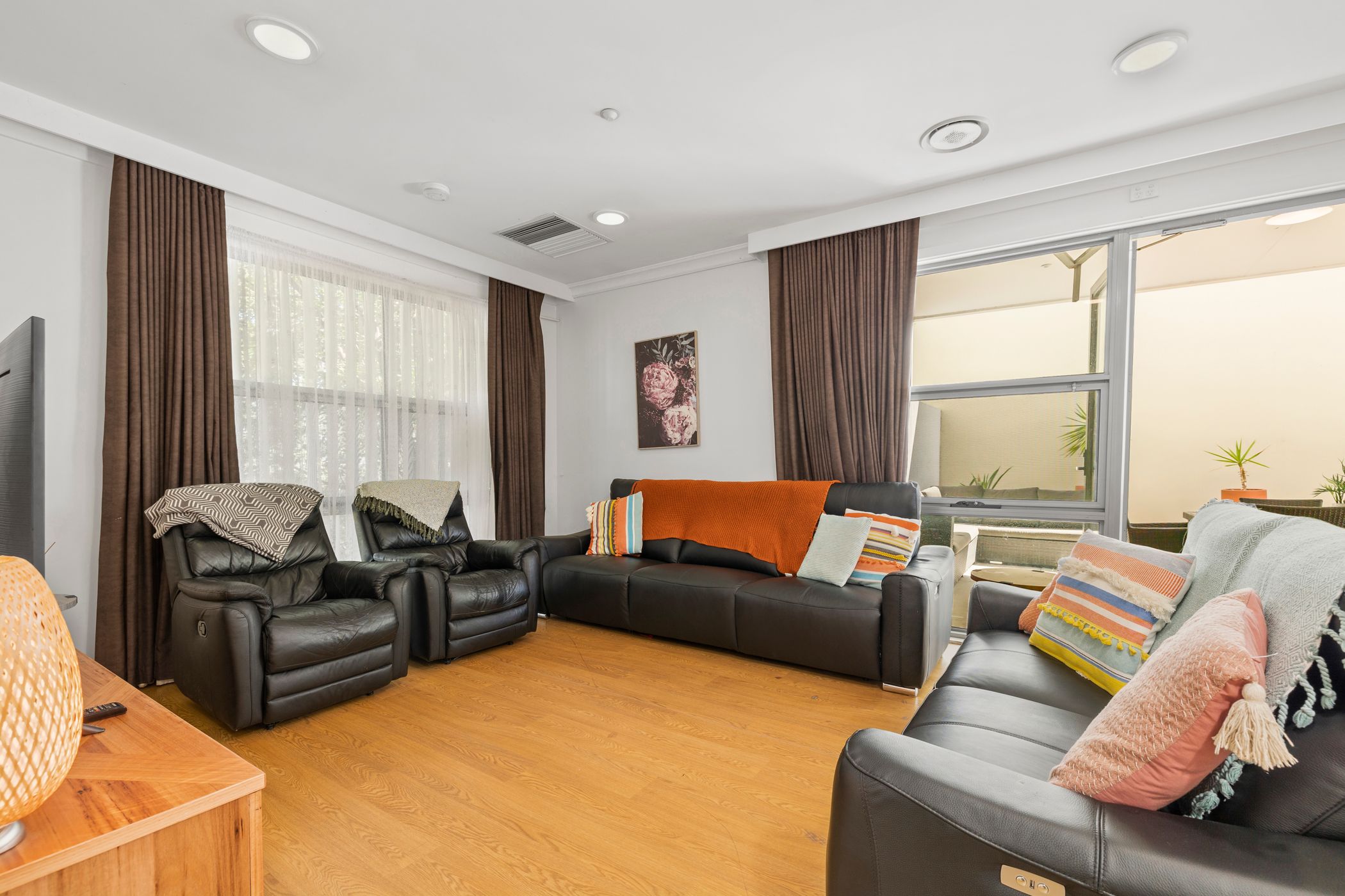 This contemporary home located in sought after Kew has 2 vacancies. — Home image 4