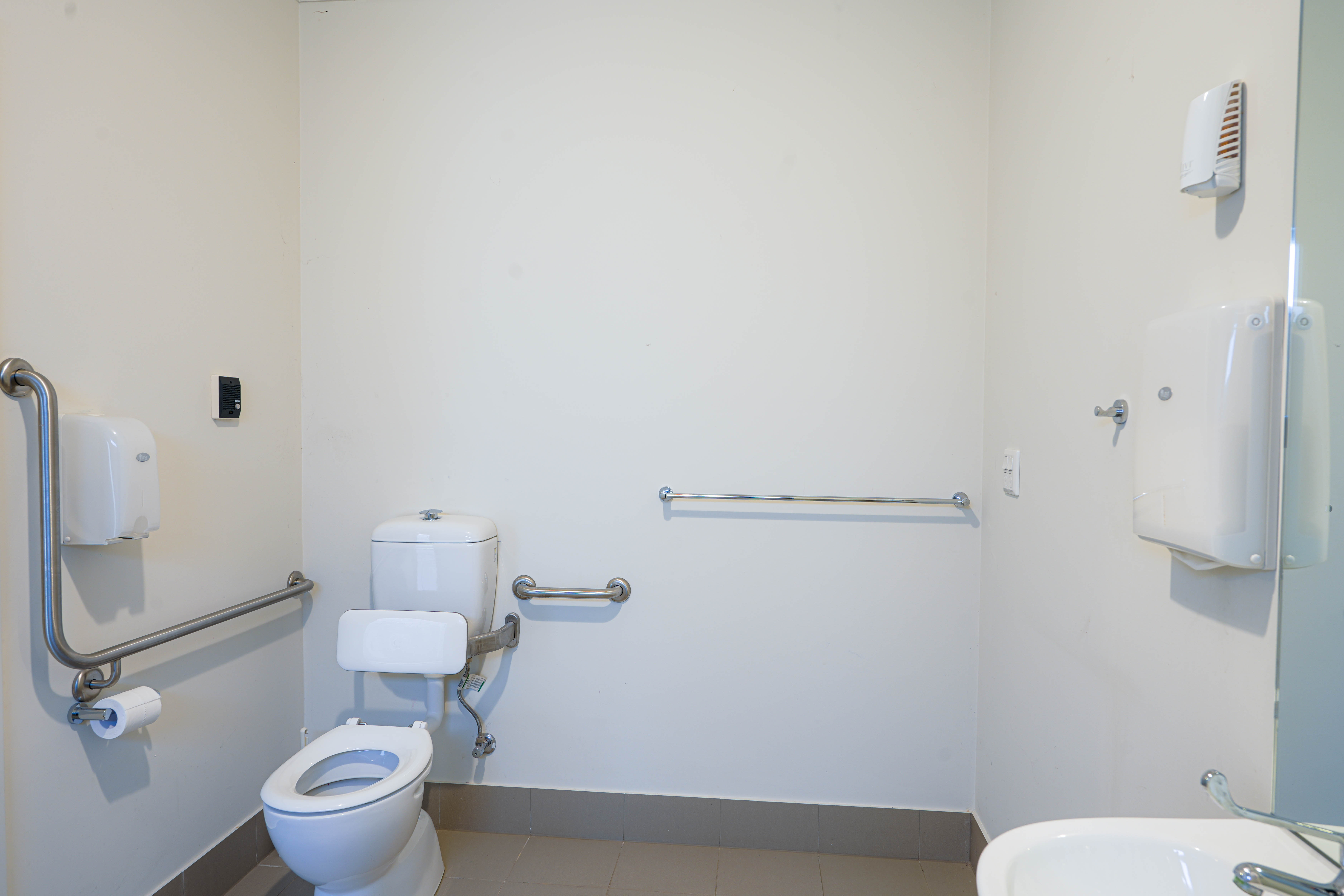 Elizabeth Downs 5113 – 6 Bedroom – Improved Liveability – Available Now! — Home image 4