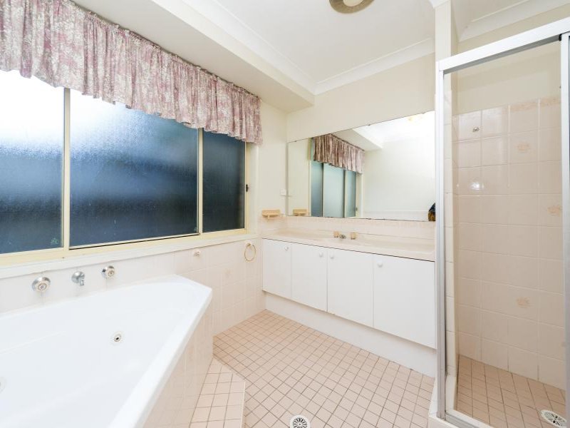 State of the Art and Modern Lifestyle, spacious, four-bedroom, Two bathroom group home in Baulkham Hills — Home image 2