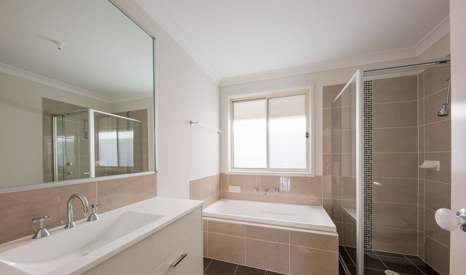 State of the Art and Modern Lifestyle, spacious, four-bedroom, Two bathroom group home in Baulkham Hills — Home image 5