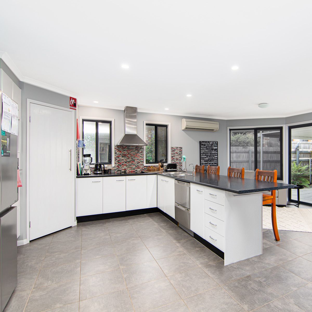 Spacious Home in Redland Bay With Pool and Exceptional Outdoor Area — Home image 4