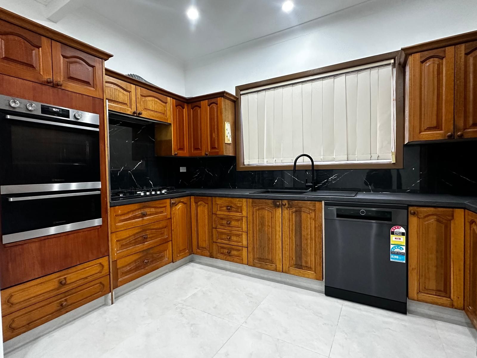 Auburn 4 Bed 2 Bath SIL / STA Home 🥇 Fully Renovated — Home image 5