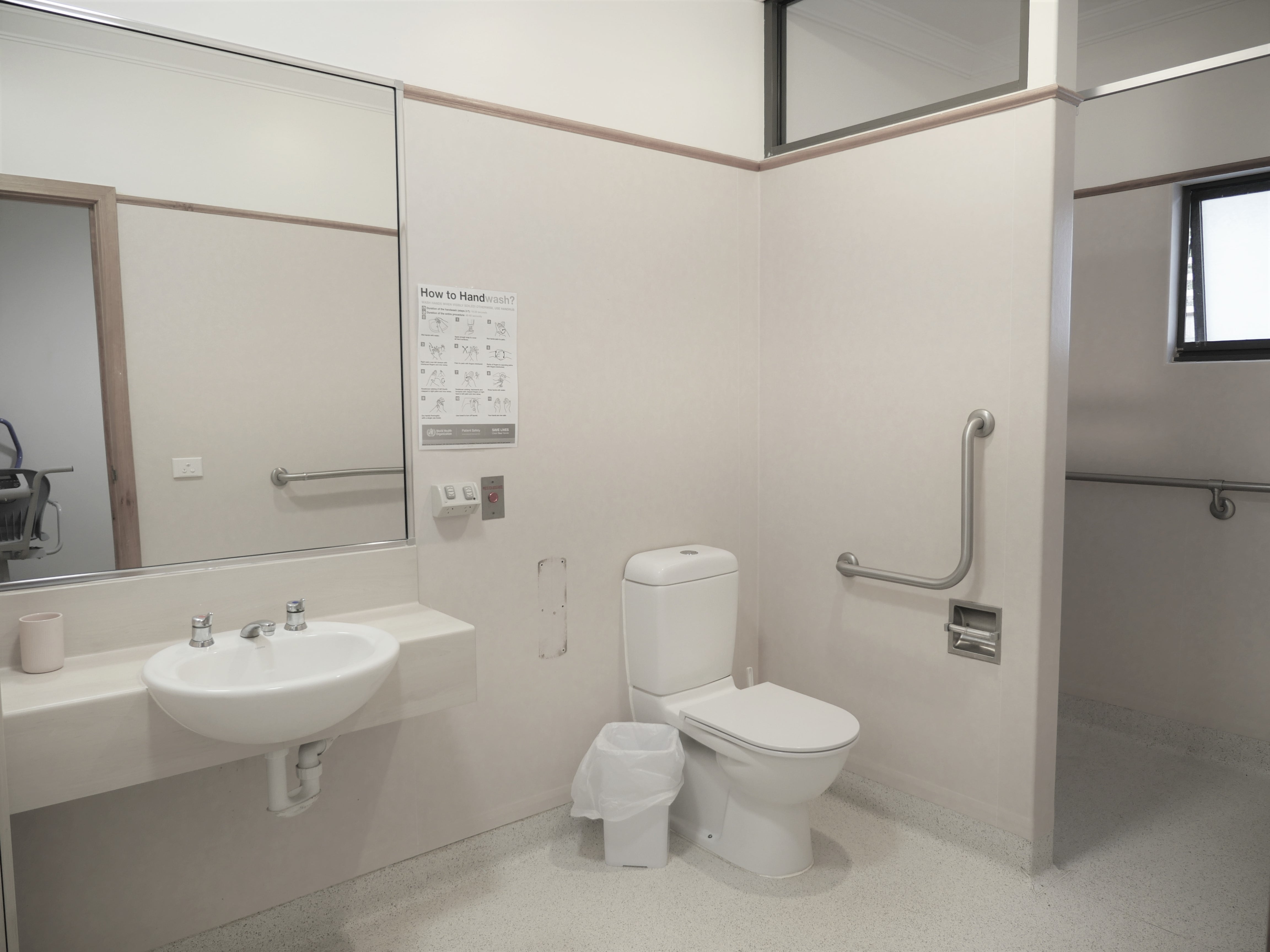 6 bedroom home close to Southland Westfield SC, Medical One Moorabbin — Home image 4