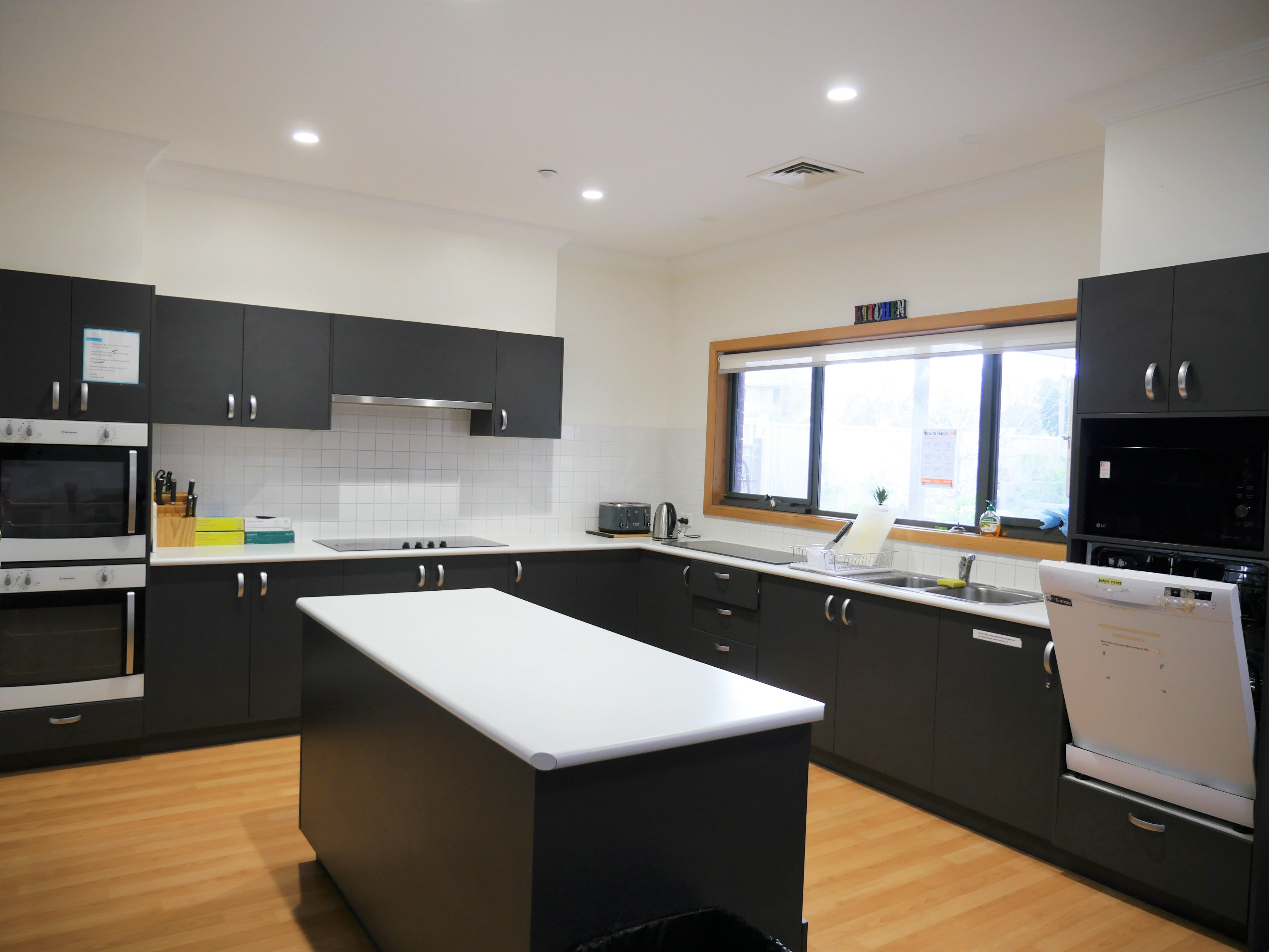 6 bedroom home close to Southland Westfield SC, Medical One Moorabbin — Home image 9