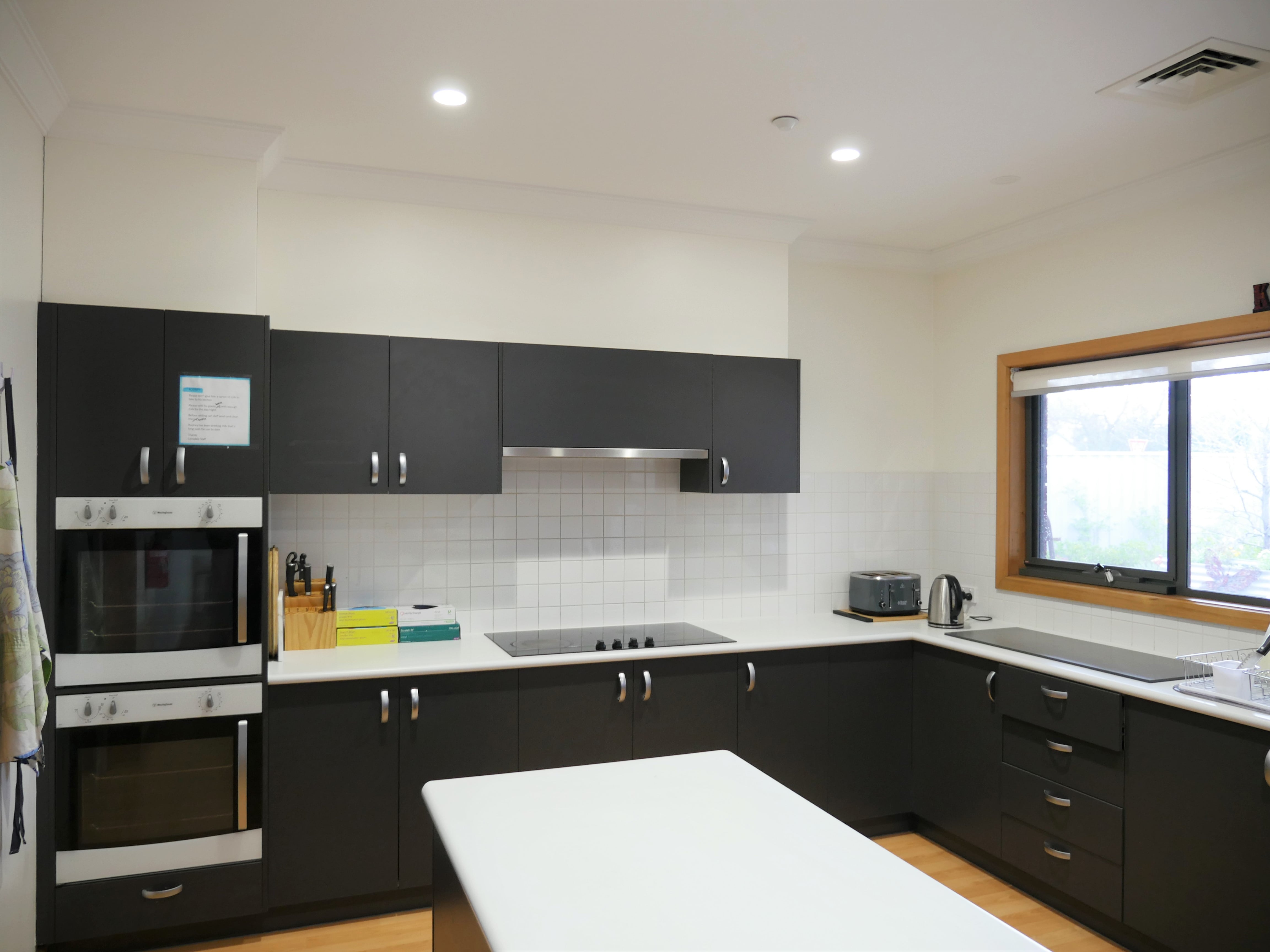 6 bedroom home close to Southland Westfield SC, Medical One Moorabbin — Home image 10