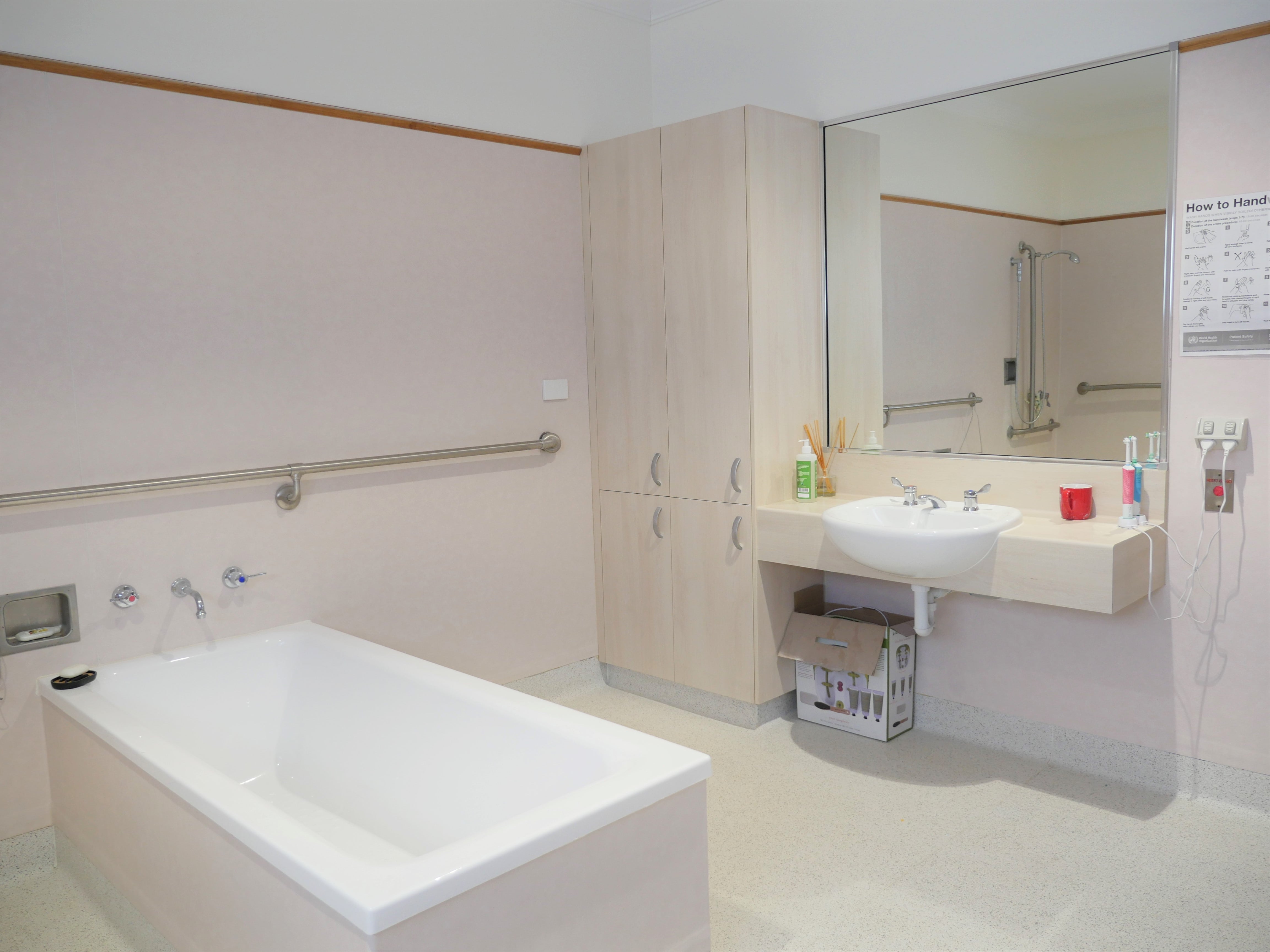 6 bedroom home close to Southland Westfield SC, Medical One Moorabbin — Home image 2