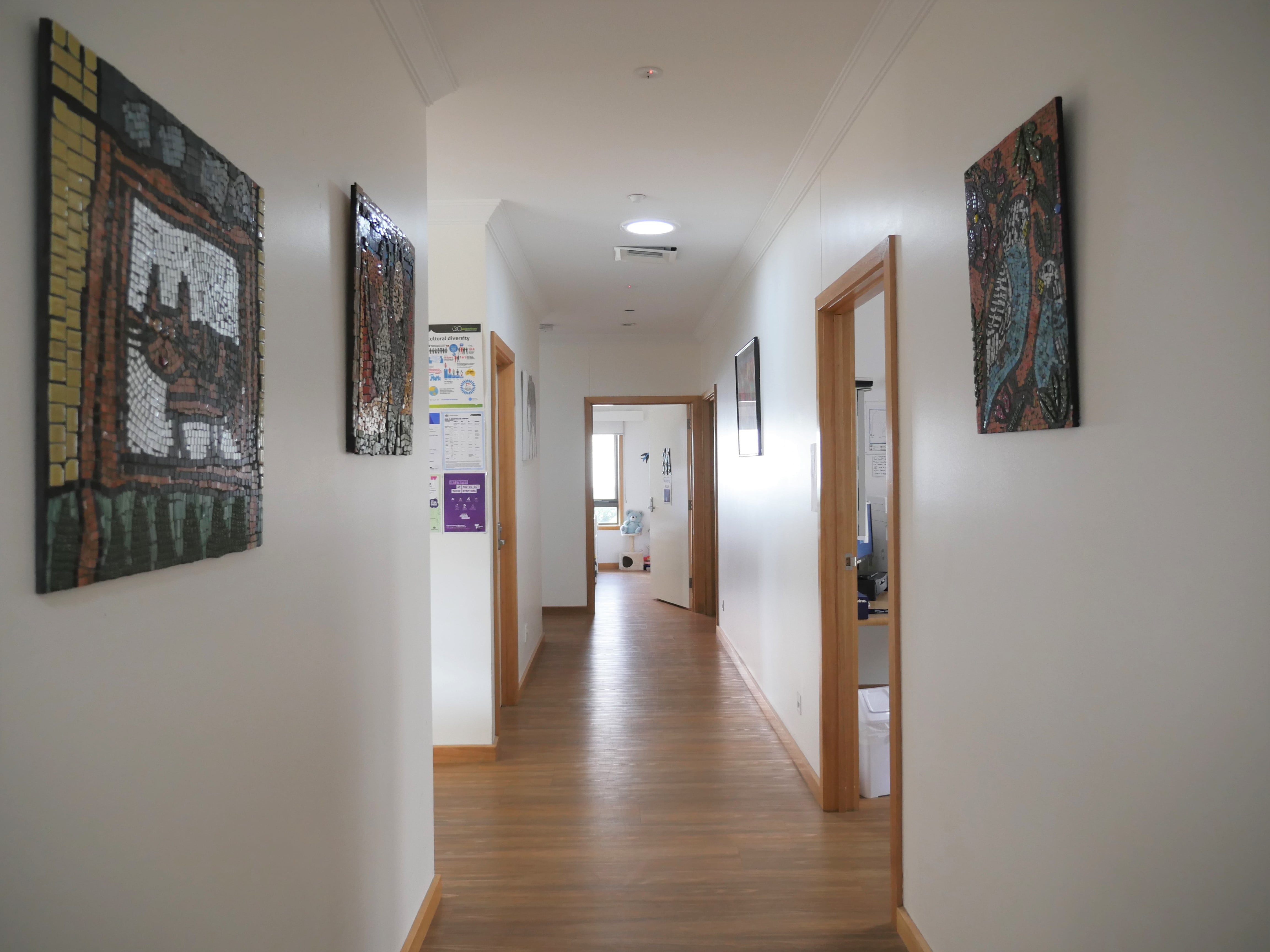 6 bedroom home close to Southland Westfield SC, Medical One Moorabbin — Home image 3