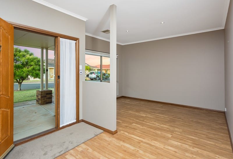 Spacious 4-Bedroom Contemporary Home in Clovelly Park — Home image 2