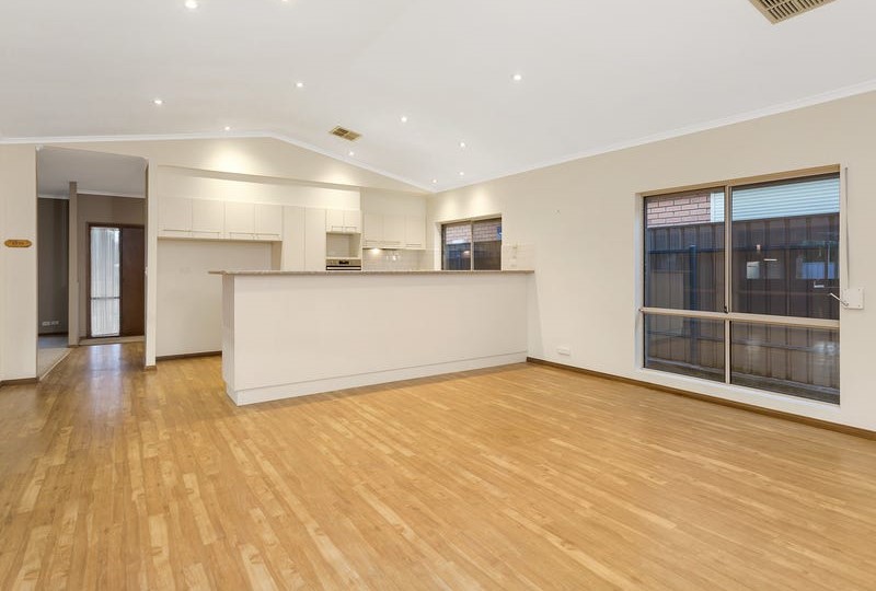 Spacious 4-Bedroom Contemporary Home in Clovelly Park — Home image 6