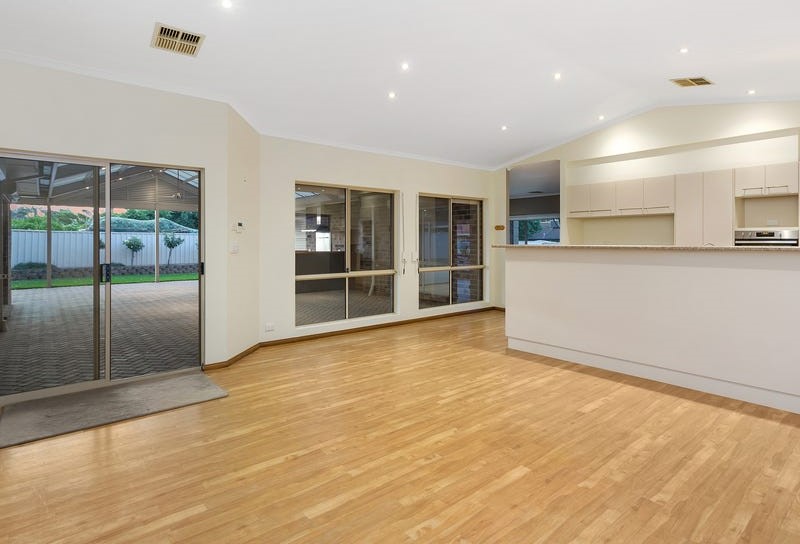 Spacious 4-Bedroom Contemporary Home in Clovelly Park — Home image 7
