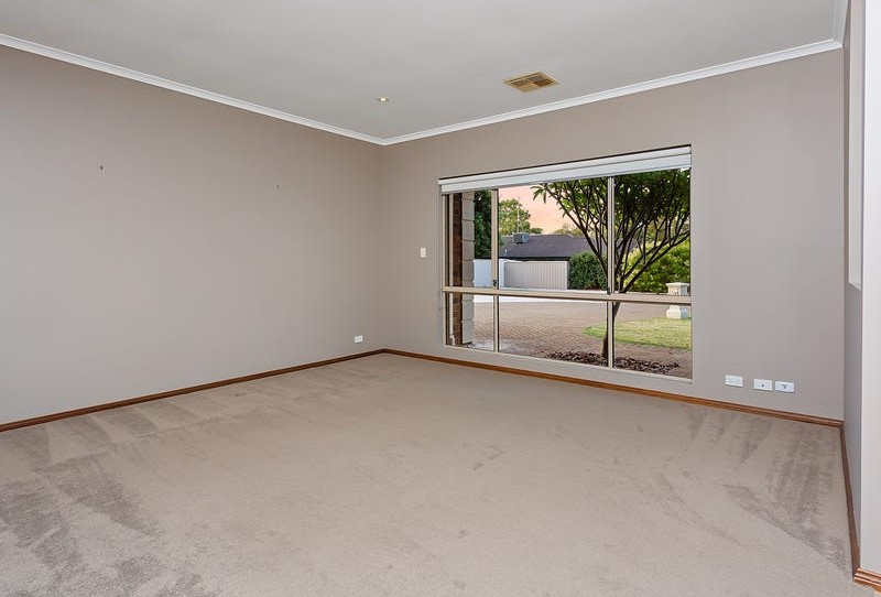 Spacious 4-Bedroom Contemporary Home in Clovelly Park — Home image 8