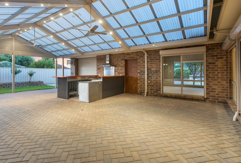 Spacious 4-Bedroom Contemporary Home in Clovelly Park — Home image 12