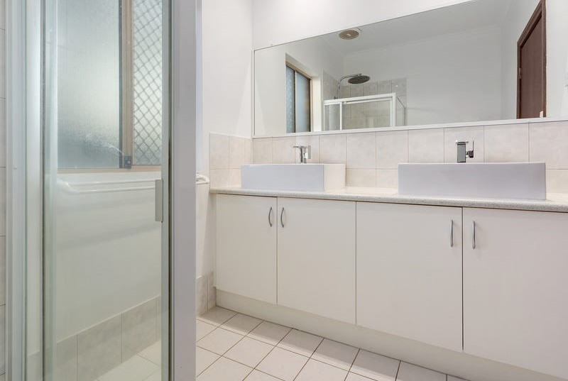 Spacious 4-Bedroom Contemporary Home in Clovelly Park — Home image 16