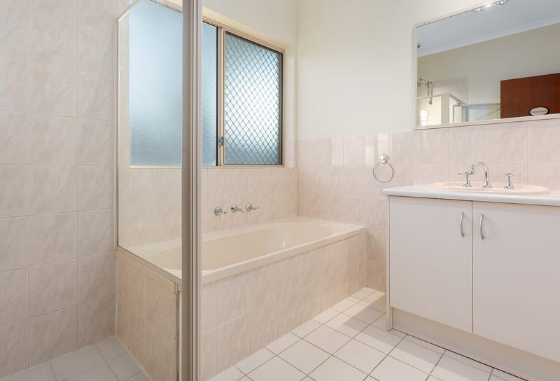 Spacious 4-Bedroom Contemporary Home in Clovelly Park — Home image 17