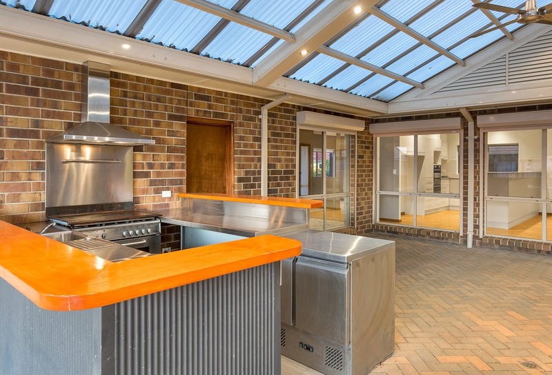 Spacious 4-Bedroom Contemporary Home in Clovelly Park — Home image 19