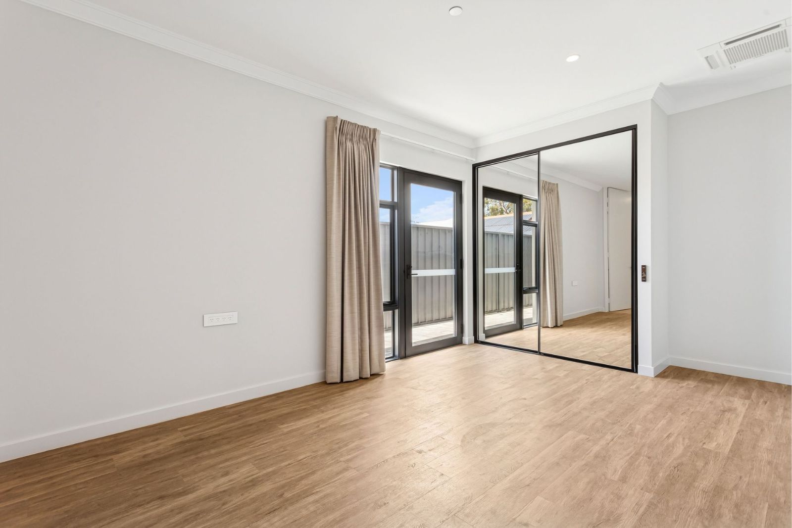 Spacious 2-Bedroom Home for Sharing PLUS Additional Villa for Single Occupancy. Disability Accommodation — Home image 3