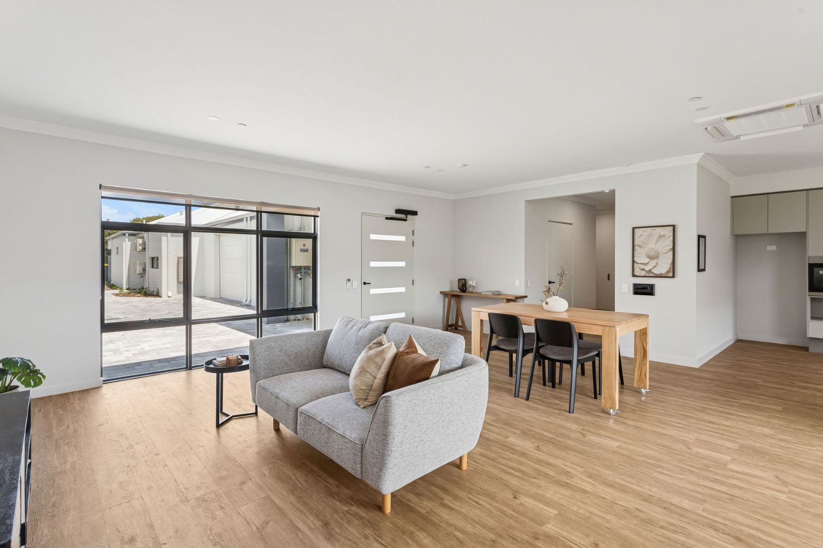 Spacious 2-Bedroom Home for Sharing PLUS Additional Villa for Single Occupancy. Disability Accommodation — Home image 7