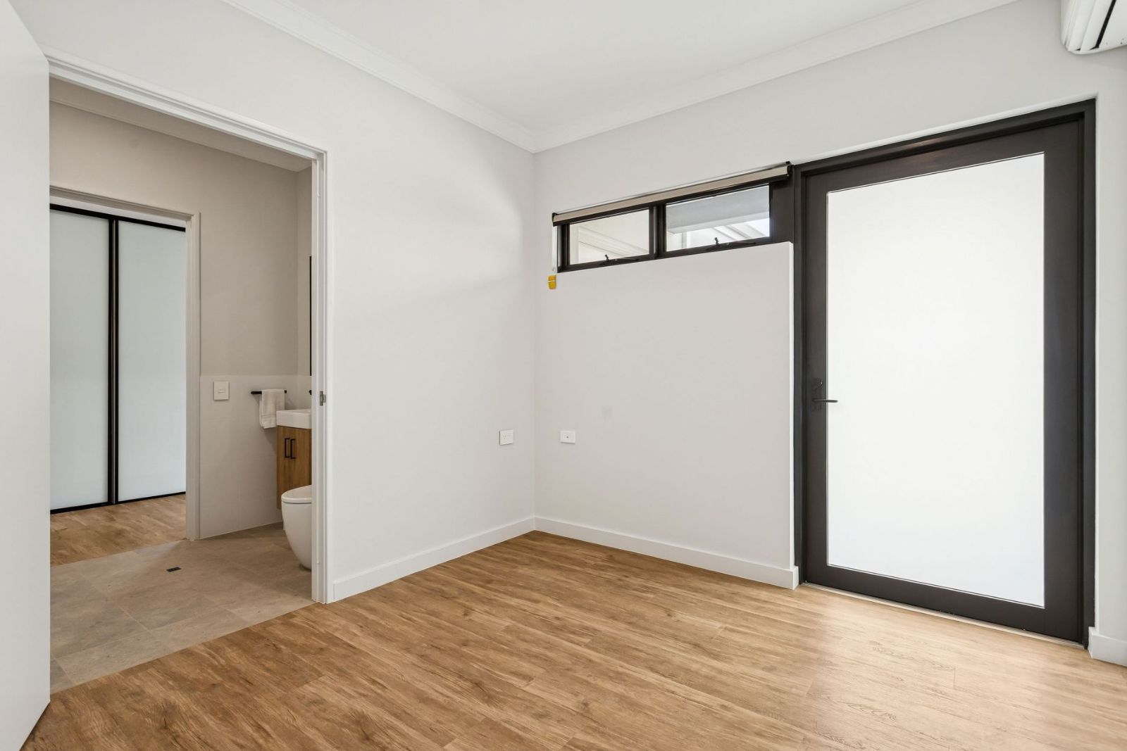 Spacious 2-Bedroom Home for Sharing PLUS Additional Villa for Single Occupancy. Disability Accommodation — Home image 16