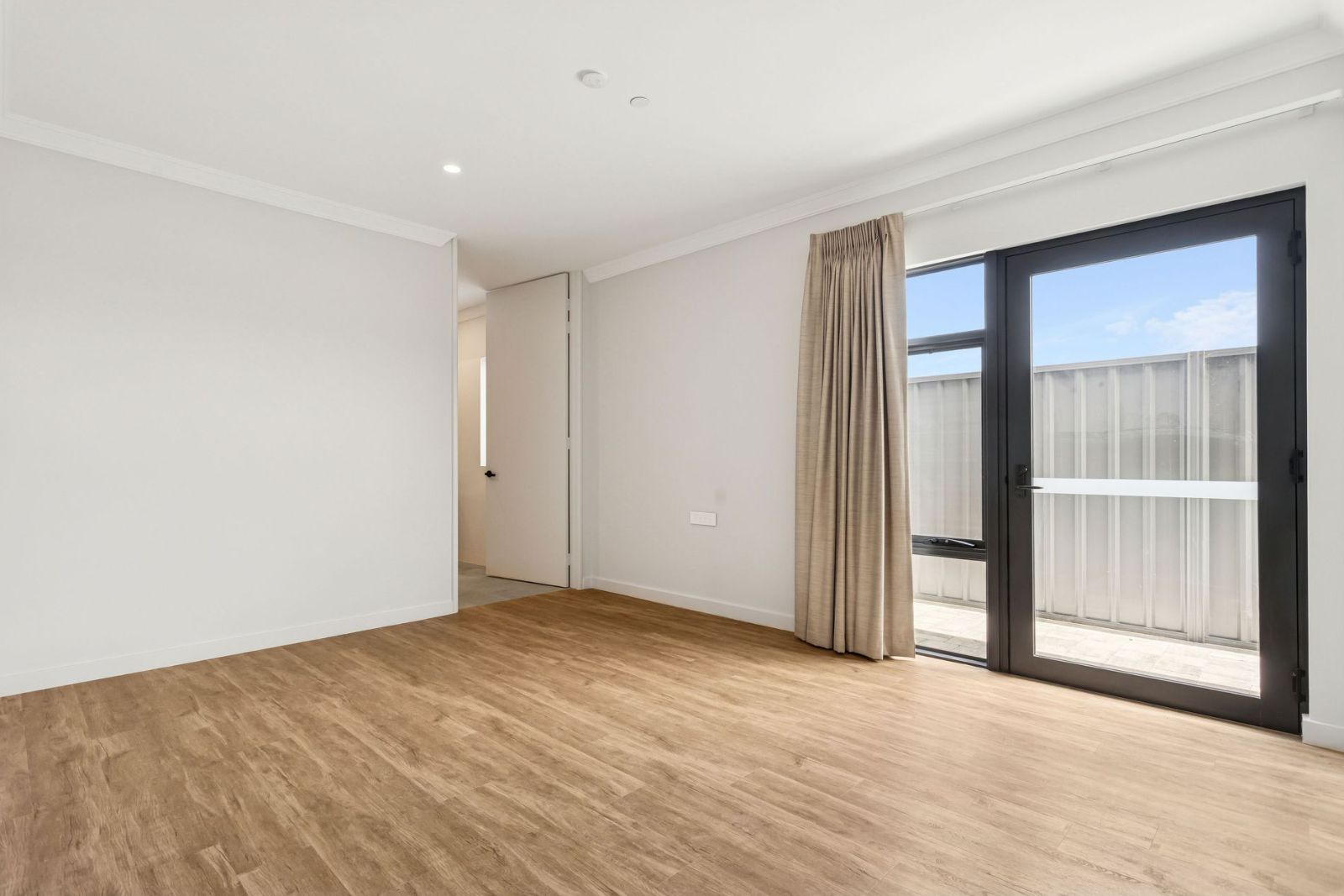 Spacious 2-Bedroom Home for Sharing PLUS Additional Villa for Single Occupancy. Disability Accommodation — Home image 17