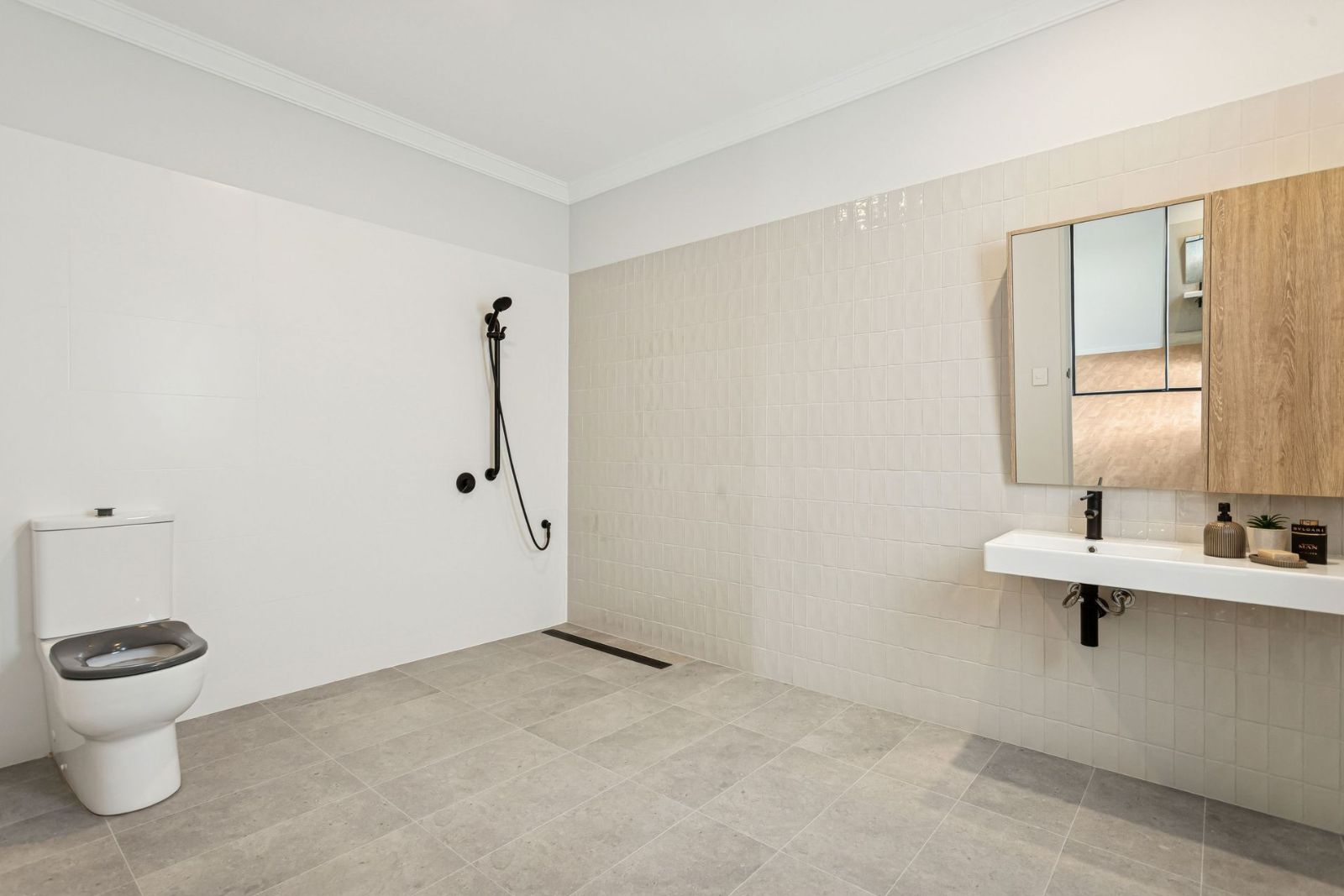 Spacious 2-Bedroom Home for Sharing PLUS Additional Villa for Single Occupancy. Disability Accommodation — Home image 18