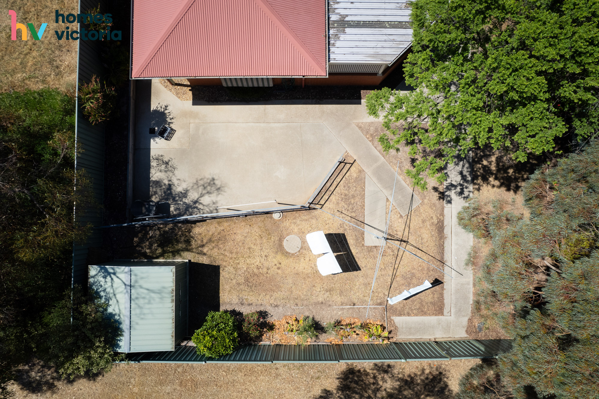 Spacious living amongst trees and gardens — Home image 2