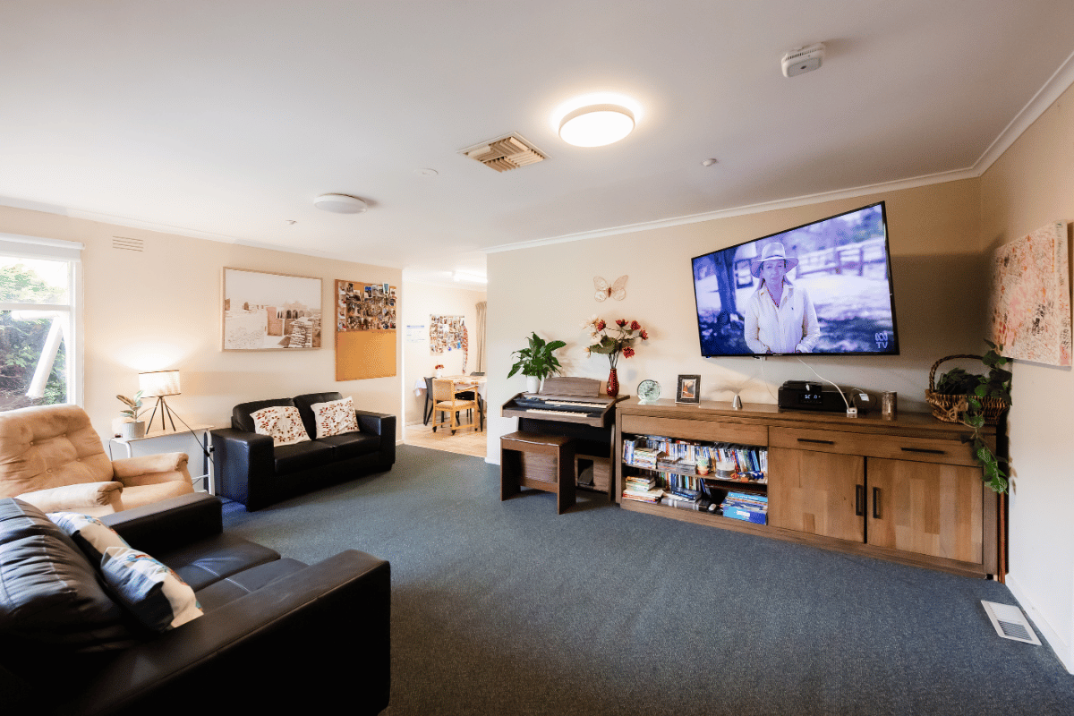 Friendly home close to local shopping and parks in bustling Glen Waverley. — Home image 2